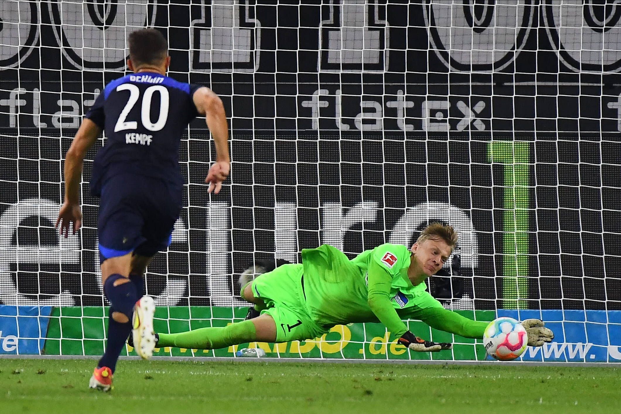 Image - Hertha BSC: Viele Schüsse und Querschüsse – bloß gut, dass Torwart Oliver Christensen auch einen kleinen Schuss hat