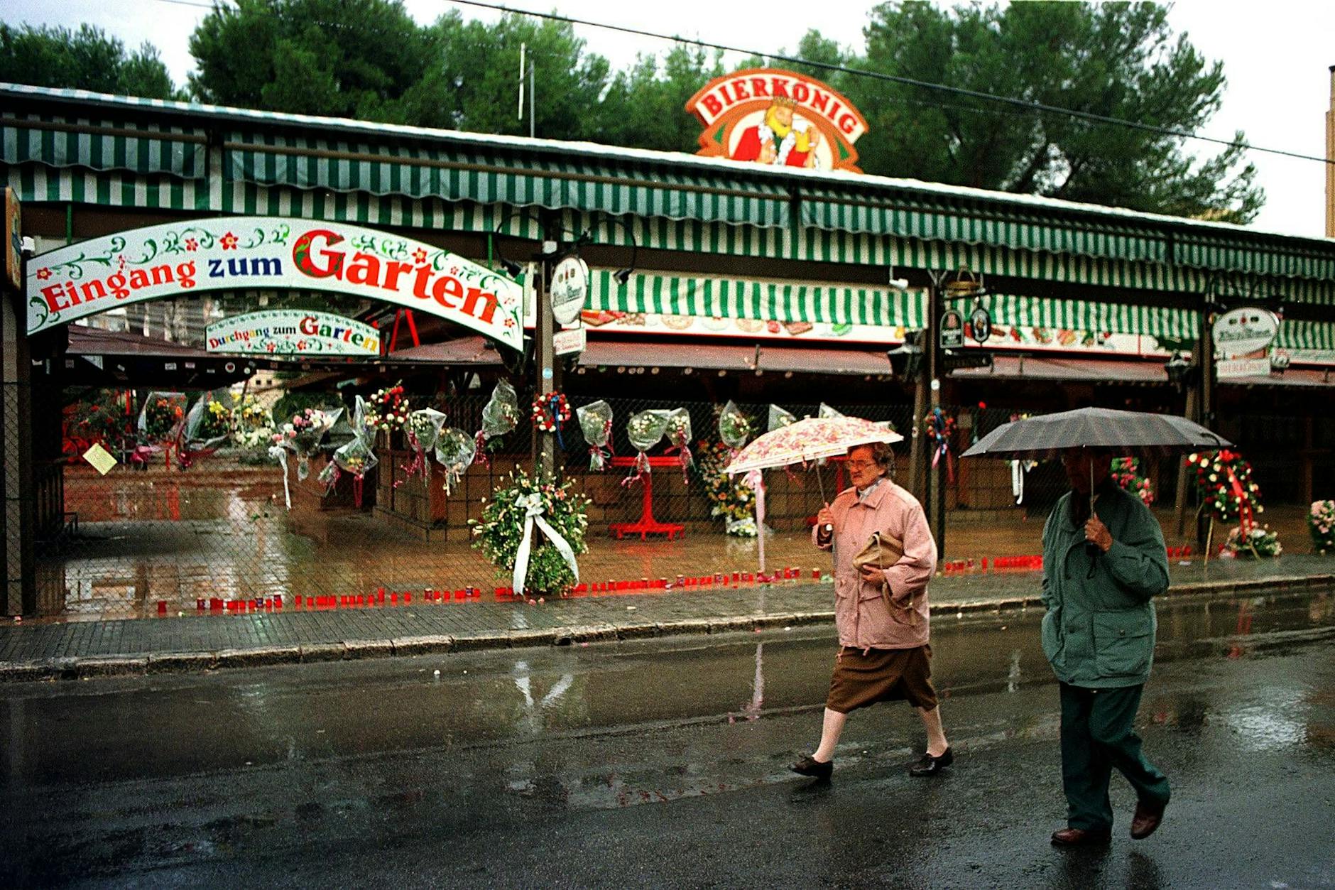 Trauerkränze vor dem Lokal Bierkönig im November 1997