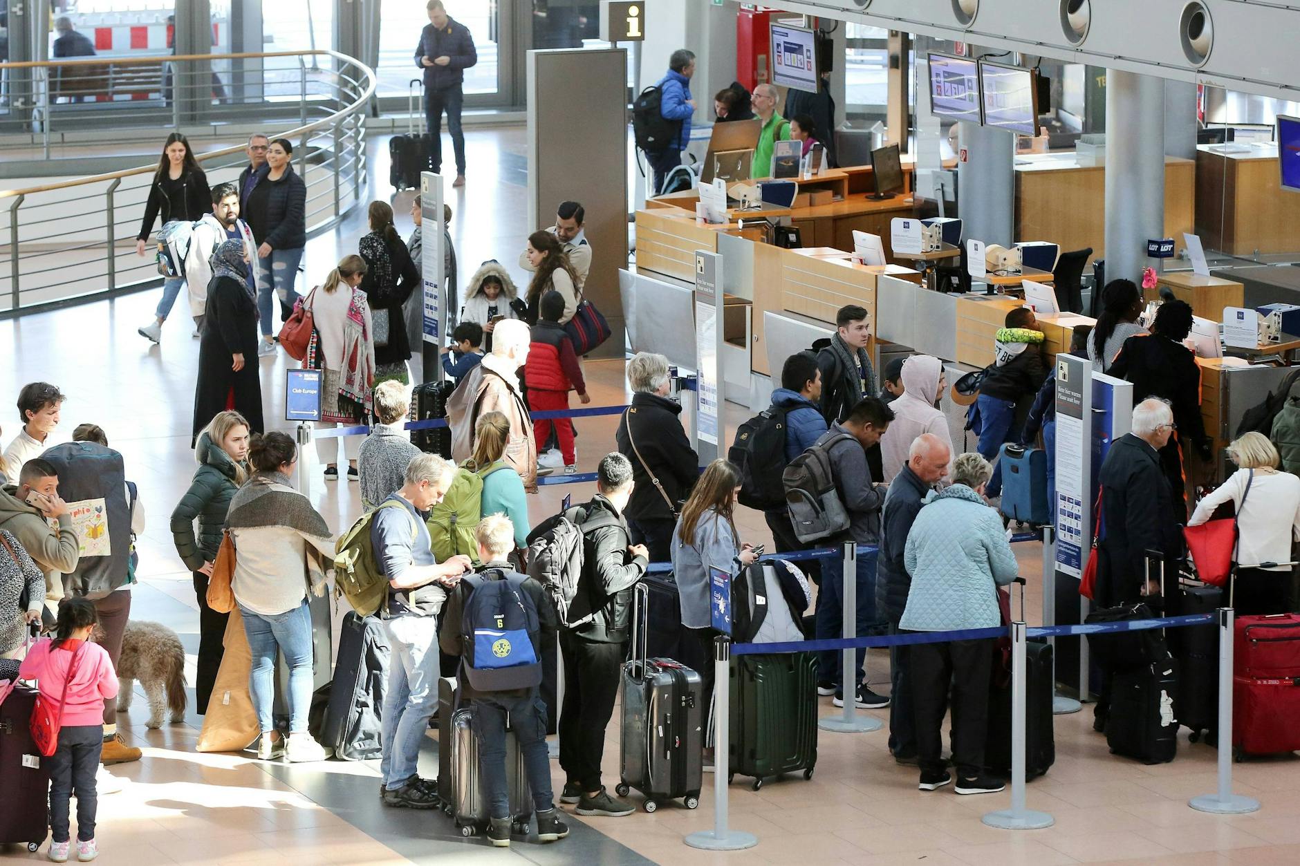 Reisende auf einem deutschen Flughafen (Symbolbild). 