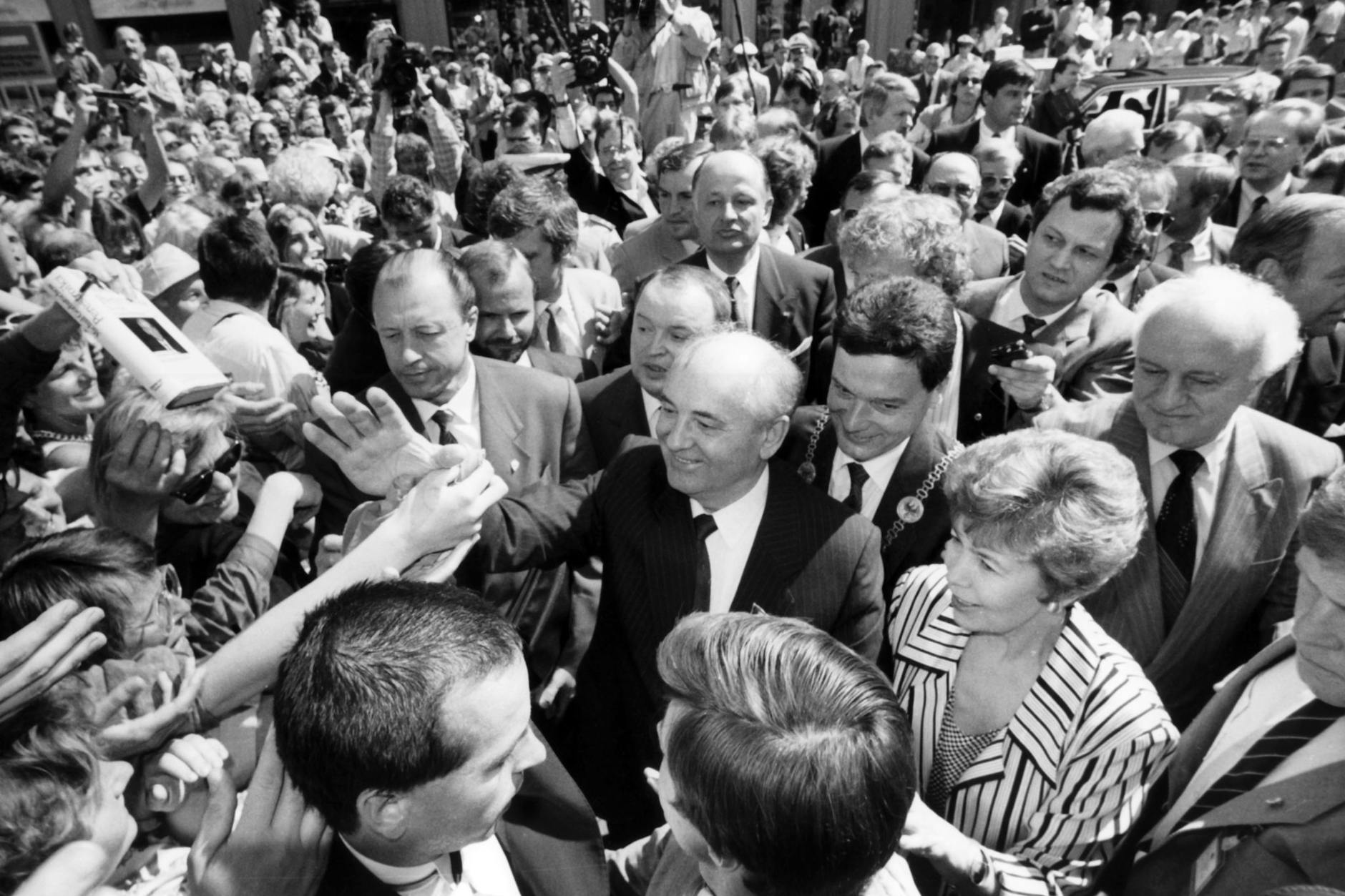 Das „Bad in der Menge“ im Juni 1986: Die Bonner Bevölkerung bereitet dem sowjetischen Staatschef Michael Gorbatschow und seiner Ehefrau Raissa einen einmaligen Empfang. 