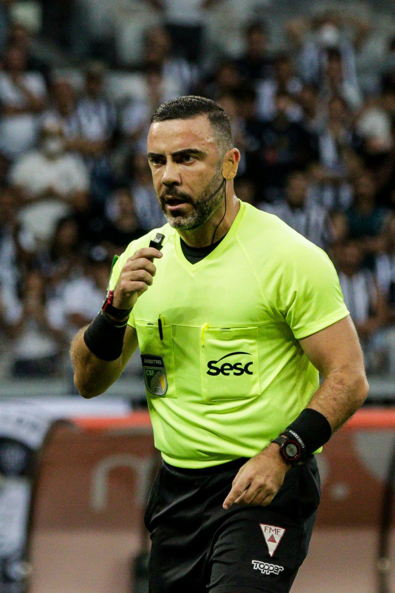 ARCHIV - Kritisiert Homophobie im Fußball: Schiedsrichter Igor Benevenuto. ress/dpa