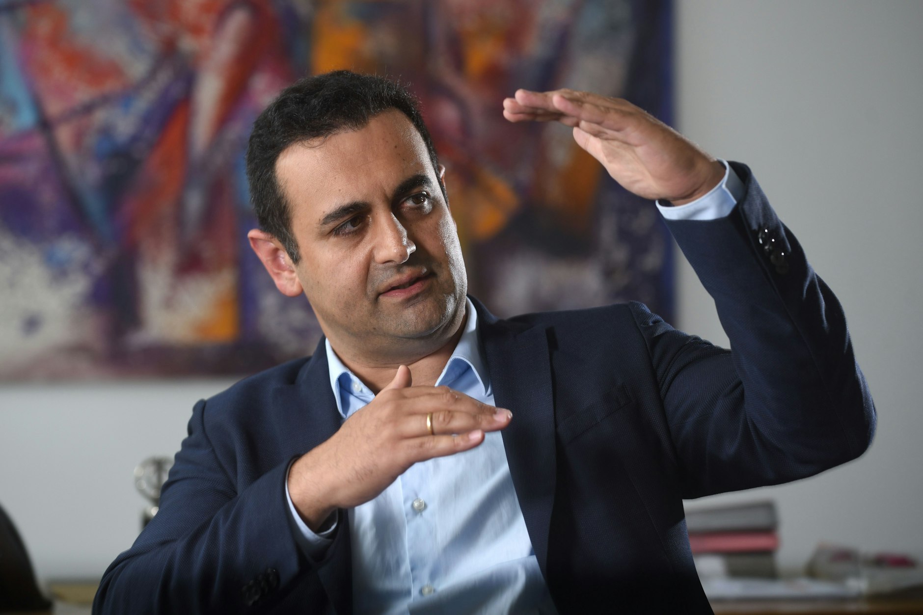 Bijan Djir-Sarai gestikuliert während des Interviews.