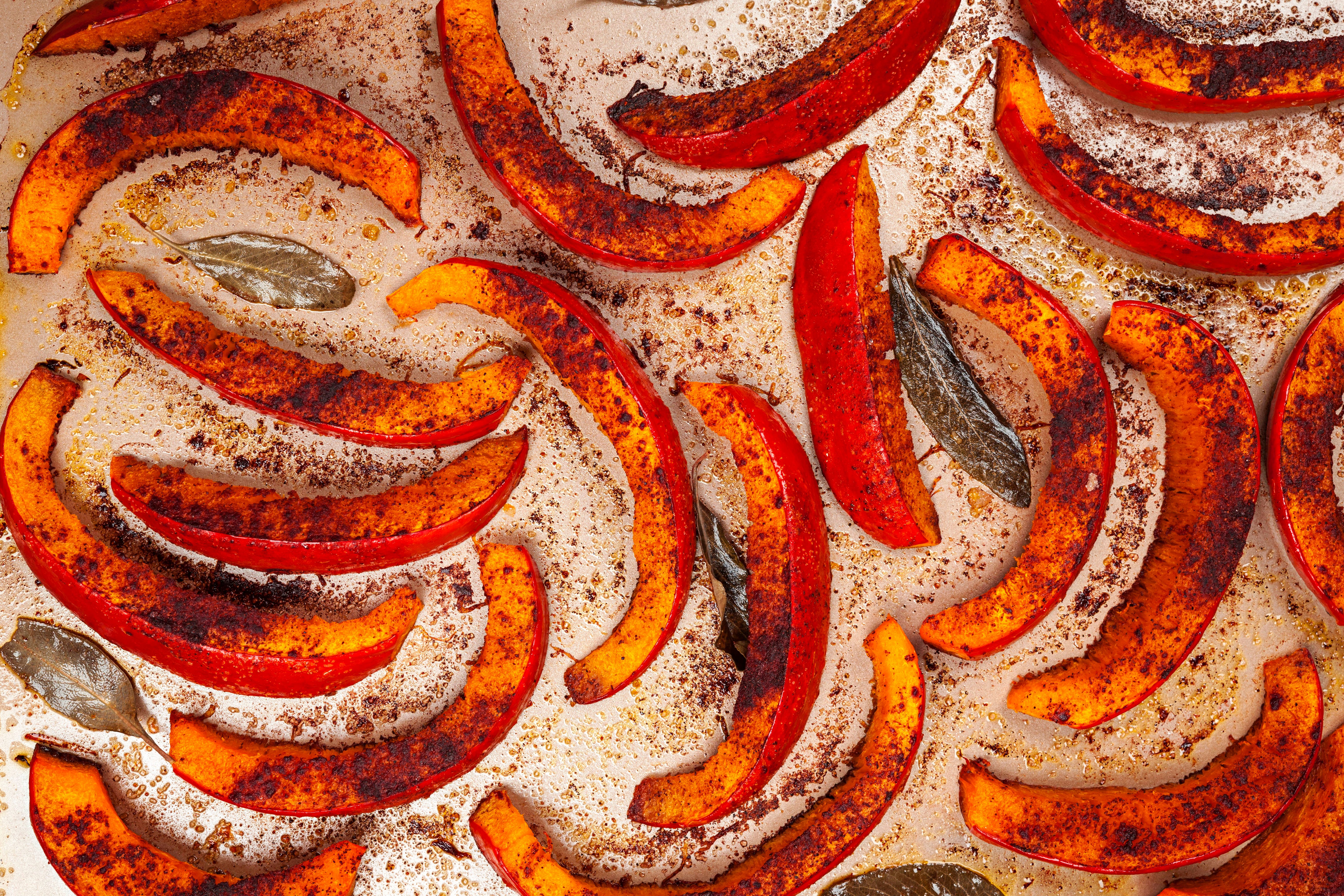 Image - Perfektes Herbst-Rezept: Kürbisspalten mit Parmesan vom Blech