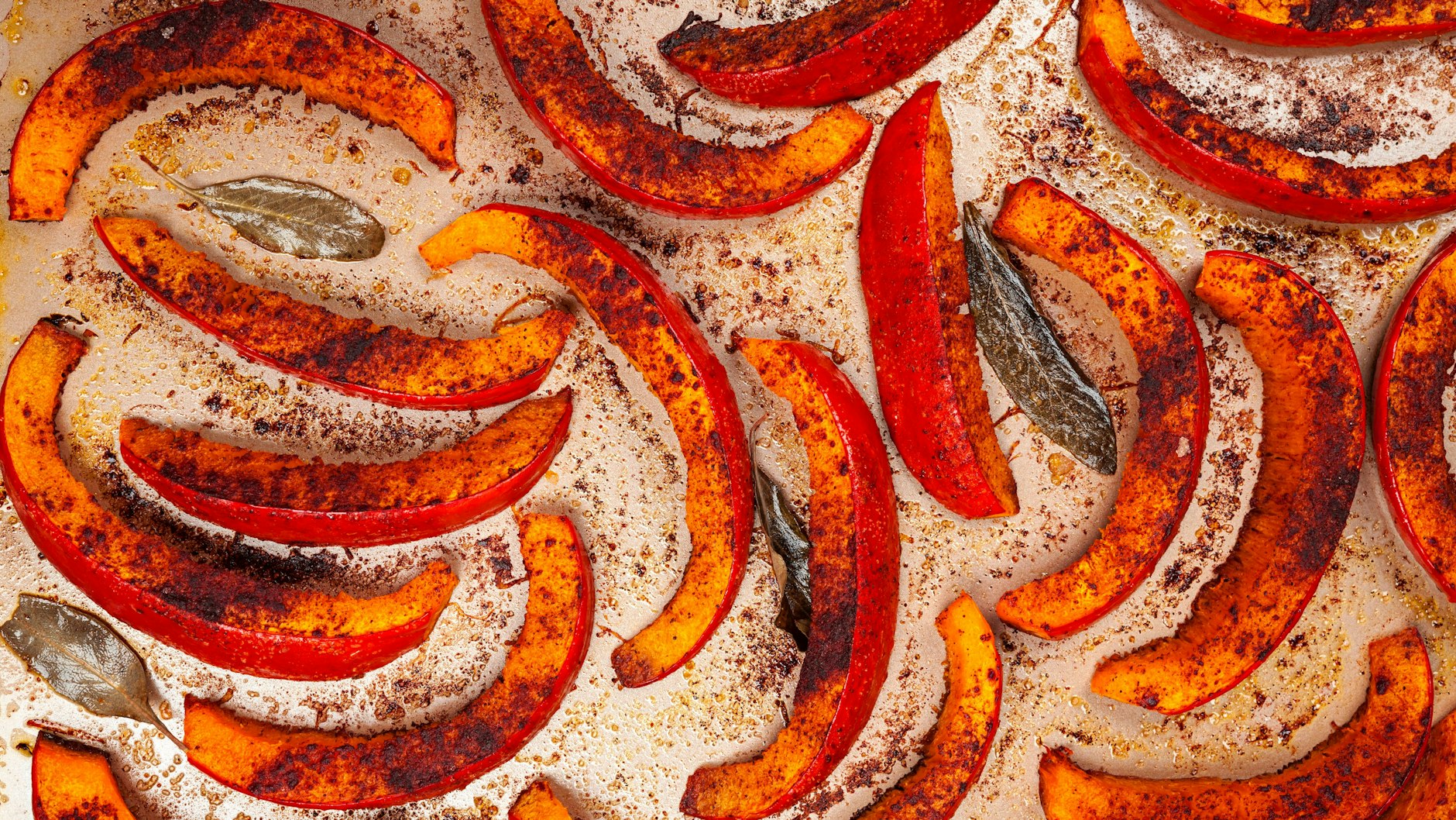 Gebackene Kürbisspalten aus dem Ofen vereinen sich in diesem Rezept mit leckerem Schweinefleisch und der süßlichen Note von Rosinen.