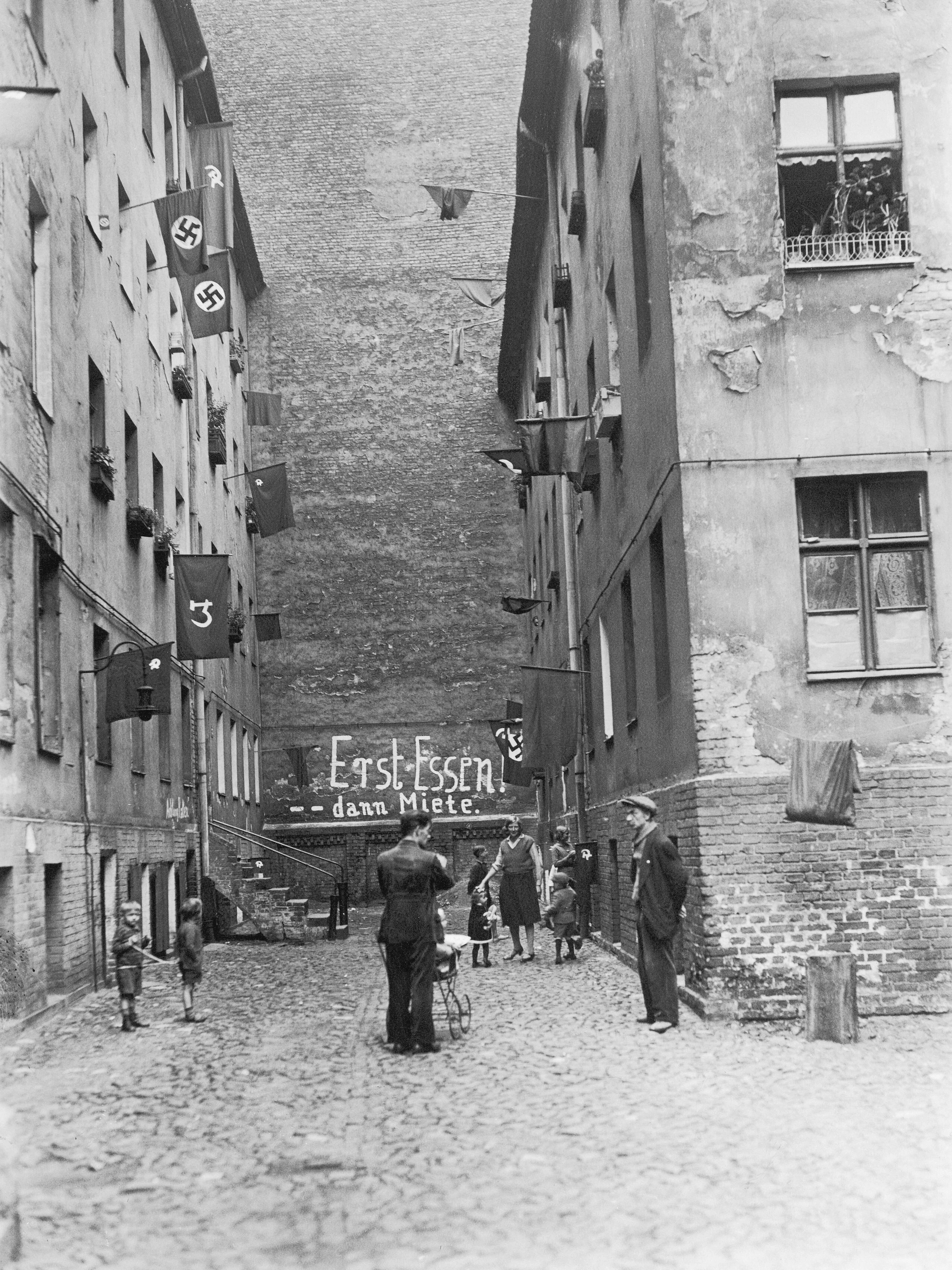 Mietstreik in der Köpenicker Straße 34/35. Die Mieter haben zum Teil kommunistische, zum Teil Hakenkreuzfahnen ausgehängt.