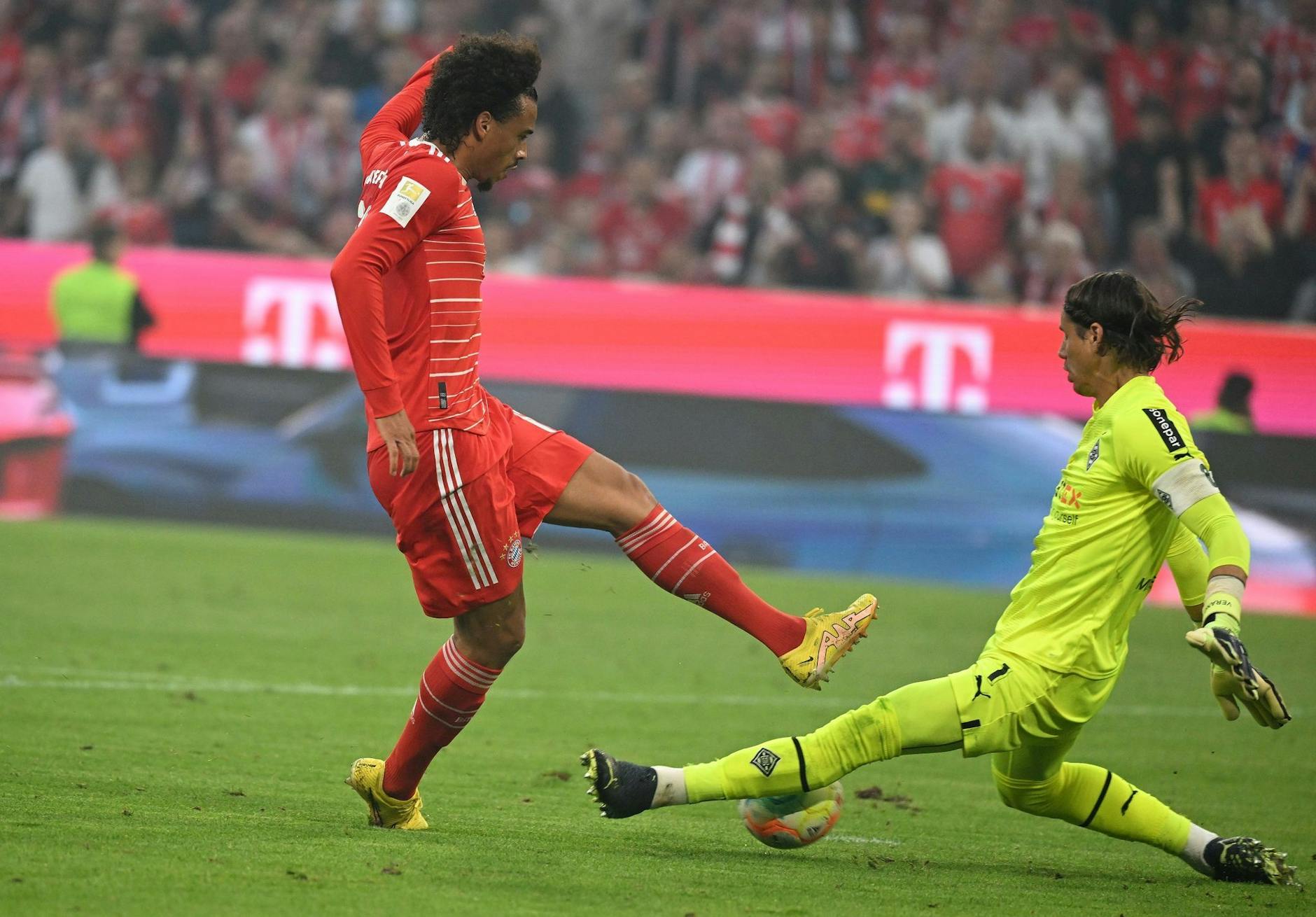 Bayerns Leroy Sané (l) versucht vergeblich Mönchengladbachs Torhüter Yann Sommer zu überwinden.