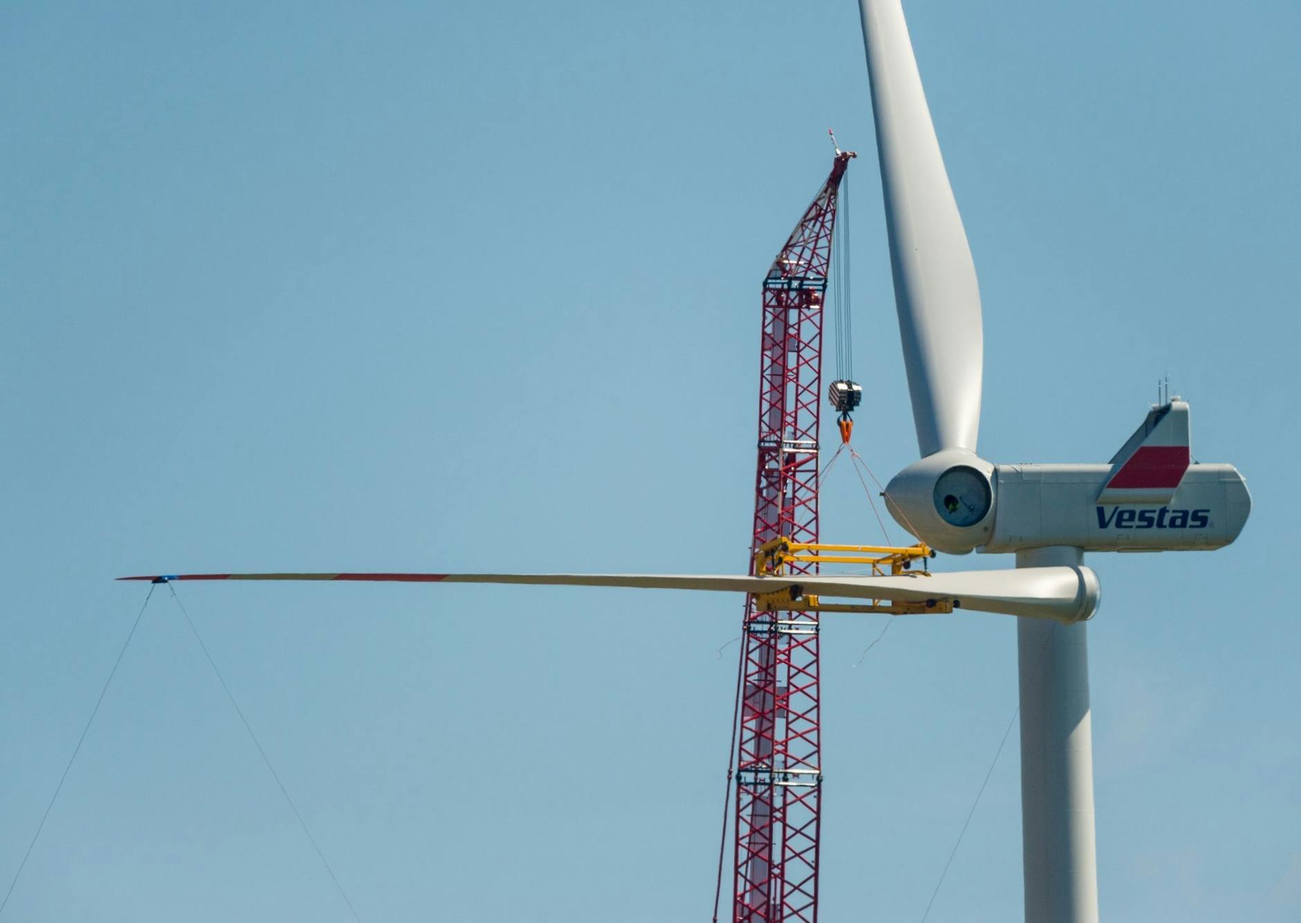 ARCHIV - Die Mitarbeitenden von Vestas kümmern sich in schwindelerregender Höhe um die Instandhaltung von Windkraftanlagen. Hierfür fordern sie einen entsprechenden Tarifvertrag. a