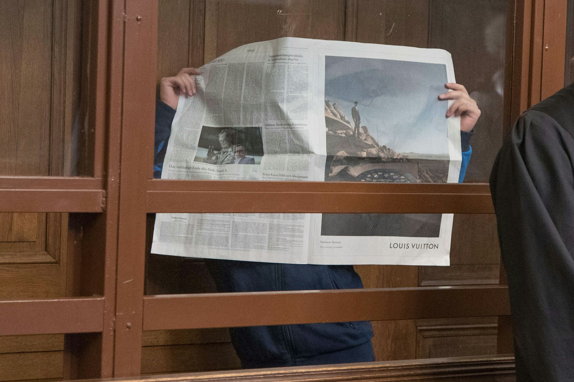 Im Irak ließ sich Abbas R. als Teilnehmer einer Hinrichtung filmen, im Berliner Gericht versteckte er sich hinter einer Zeitung.