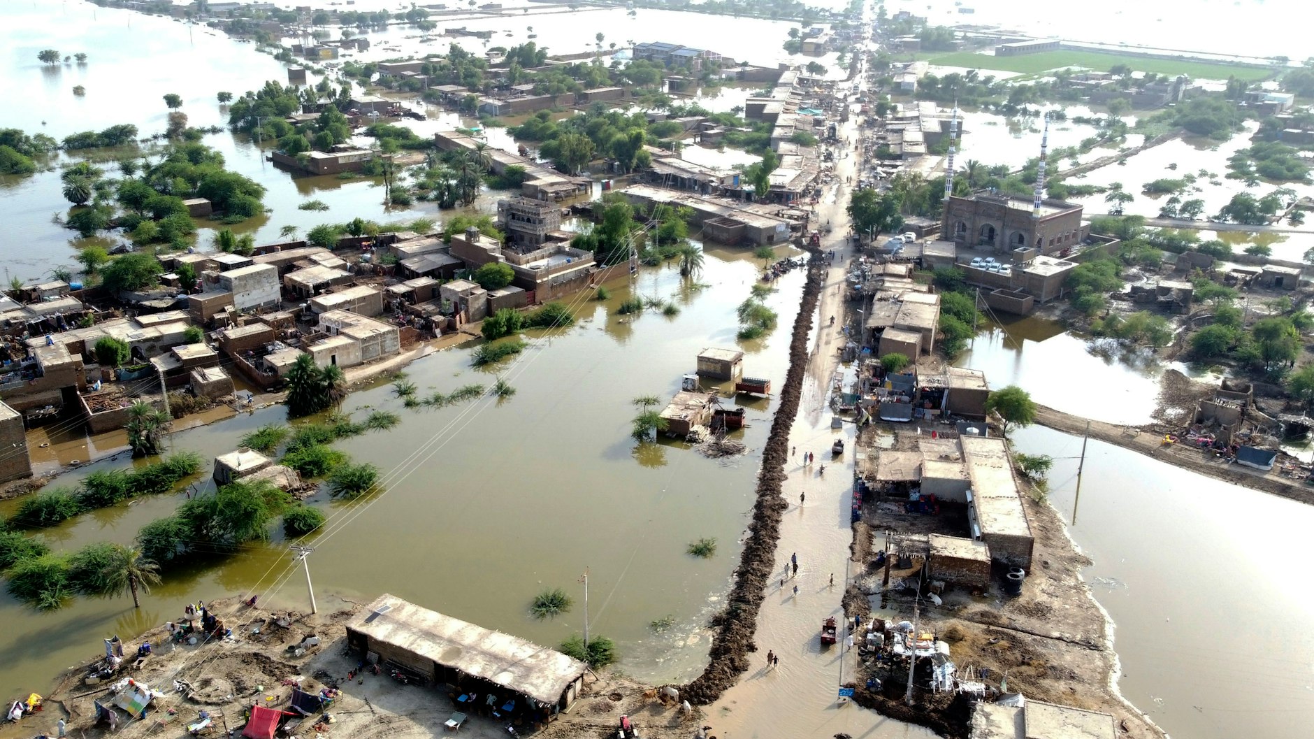 Ganze Landstriche wie hier in Jaffabad stehen in Pakistan unter Wasser.