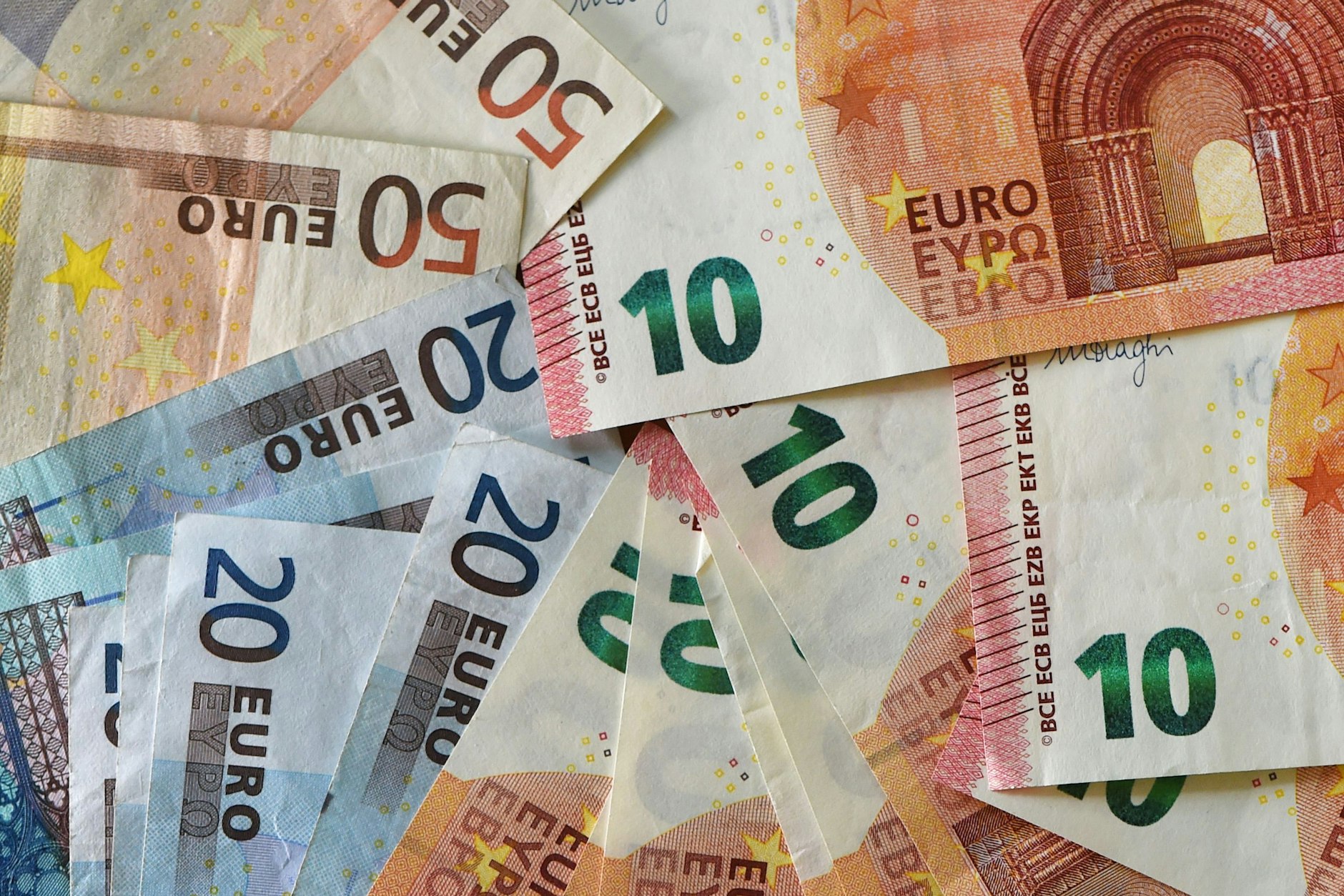 Eine Einmalzahlung in Höhe von 300 Euro vom Staat soll helfen, die hohen Energiekosten aufzufangen. Im September kommt das Geld bei den meisten aufs Konto.