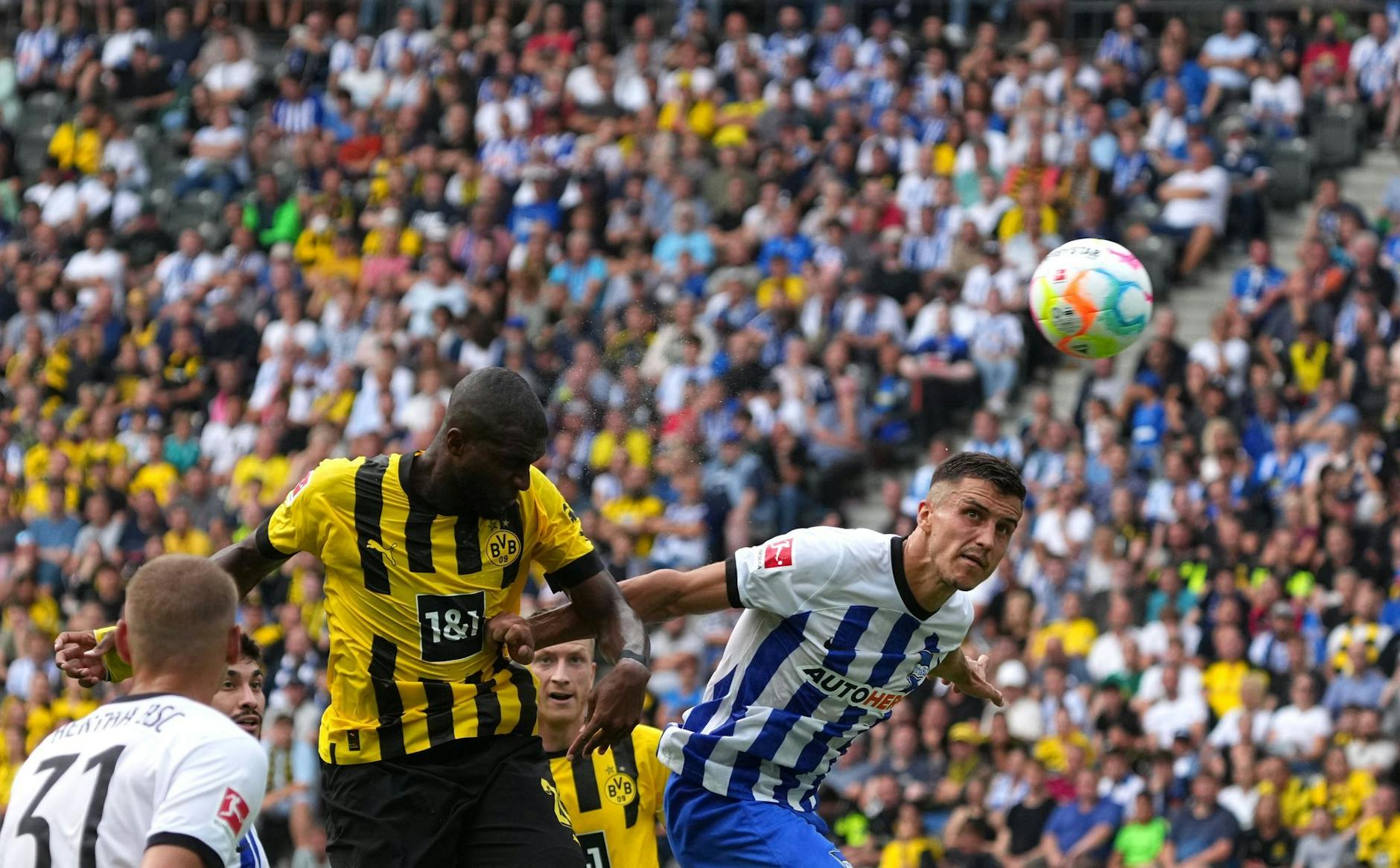 Dortmunds Anthony Modeste (l) setzt sich gegen Herthas Marc Oliver Kempf durch und erzielt per Kopf das 1:0. - Nutzung nur nach schriftlicher Vereinbarung mit der dpa