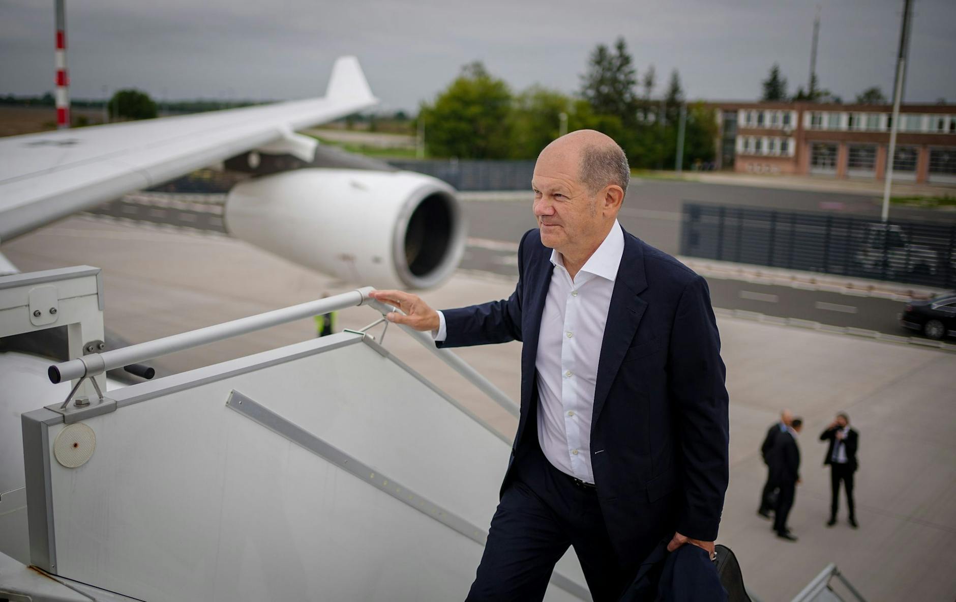 Bundeskanzler Olaf Scholz auf dem Weg nach Prag.