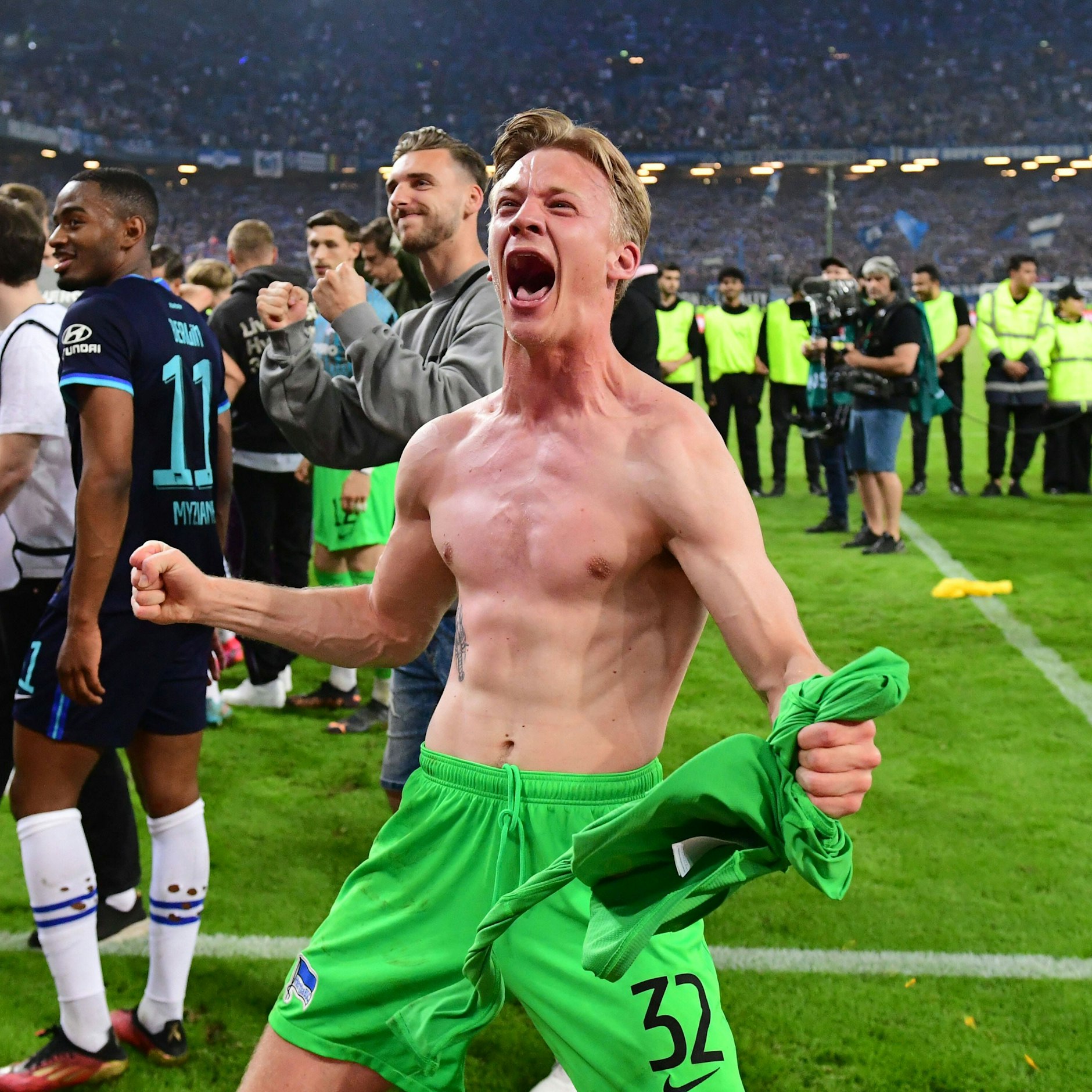 Hemd runter und einfach tanzend die Freude herausbrüllen. Herthas Oliver Christensen nach dem geschafften Klassenerhalt in Hamburg.