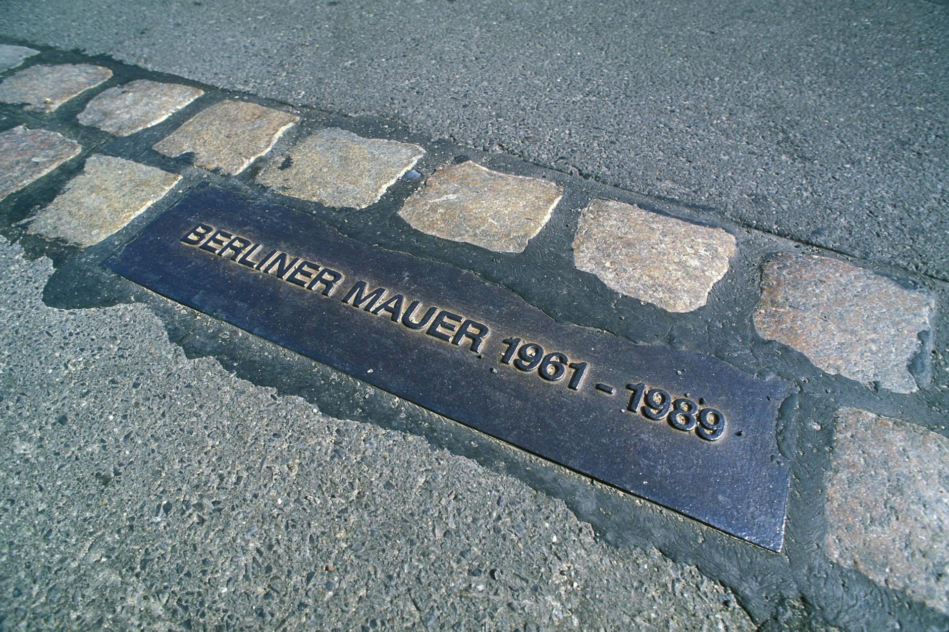 Historische Ecke Alte Jakobstraße/Kommandantenstraße: Wo früher die Mauer stand, muss man heute aufpassen, nicht überfahren zu werden.