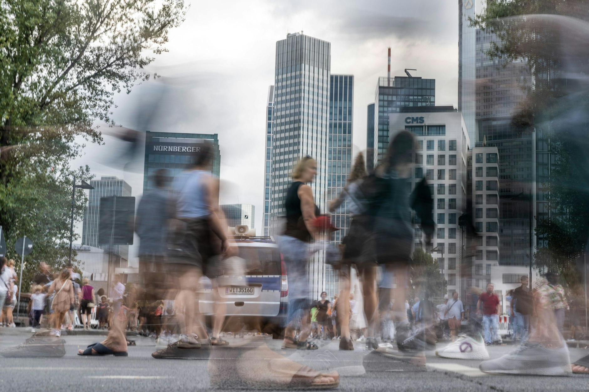 Eine Langzeitbelichtung zeigt Menschen in Frankfurt am Main.&nbsp;