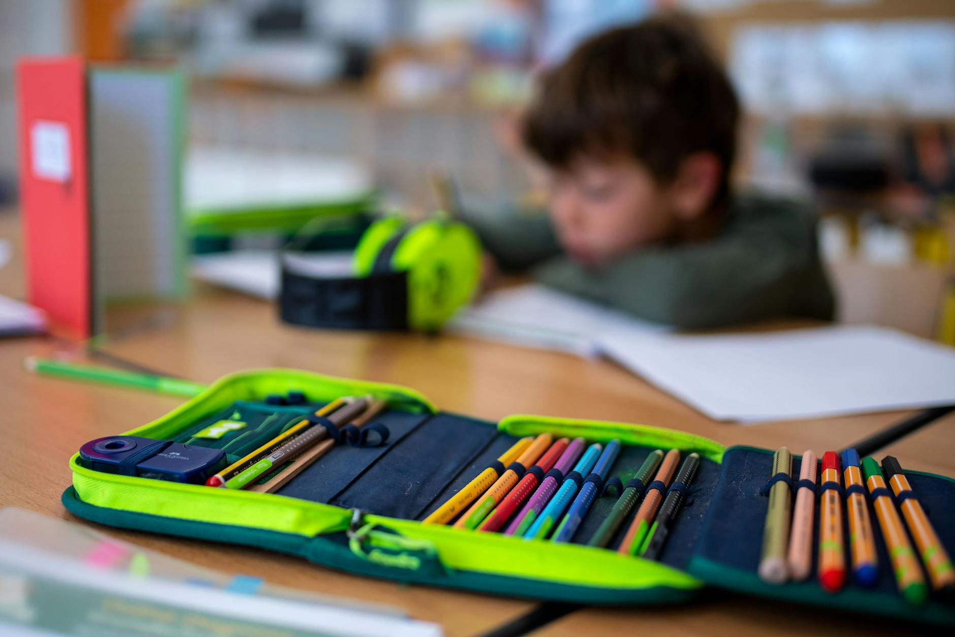 Schulausstattung ist teuer, aber wichtig. Vieles muss regelmäßig neu gekauft werden.