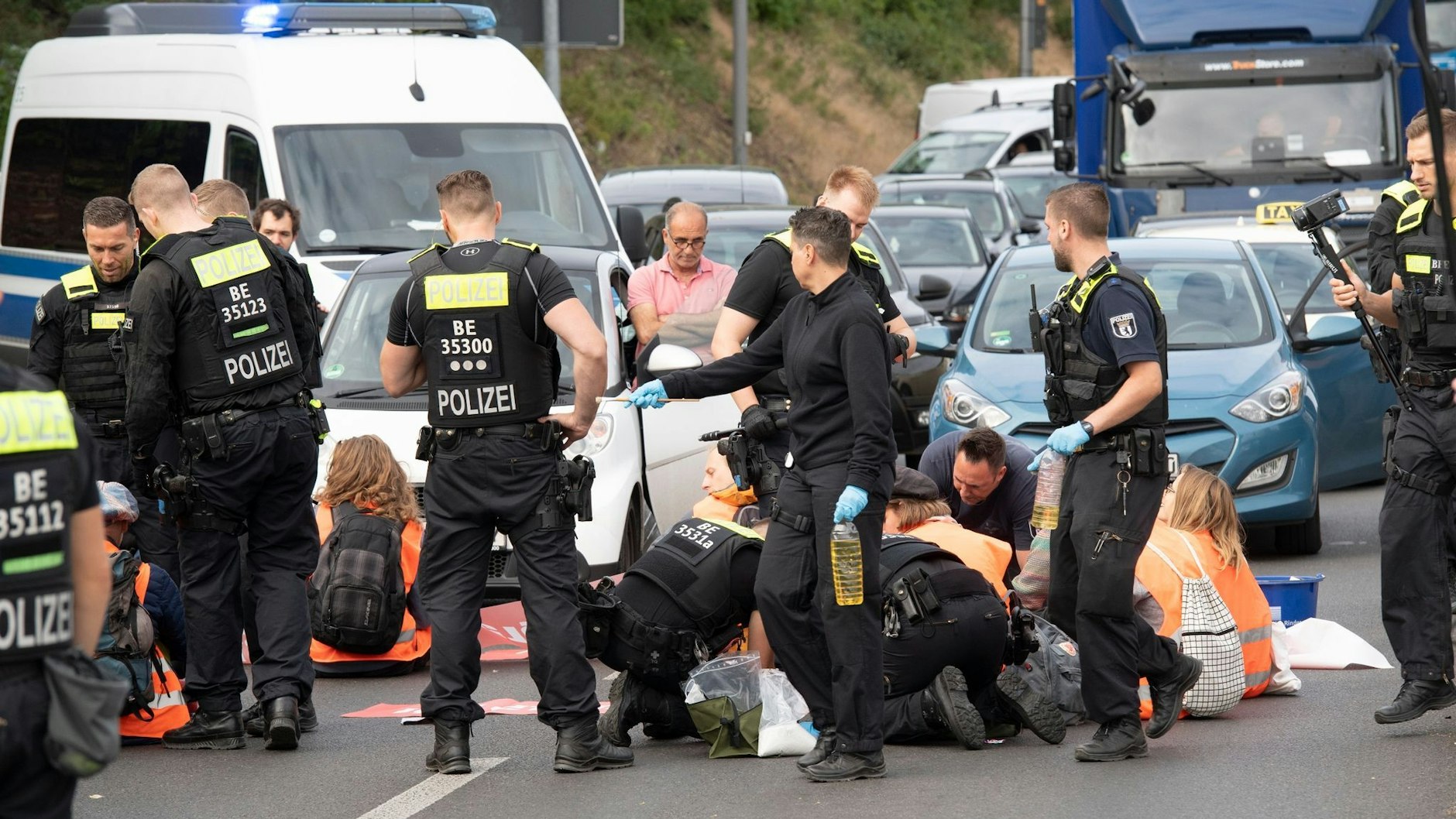 Die Polizei schreitet ein: Aktivisten der Letzten Generation blockieren eine Autobahnausfahrt in Berlin.