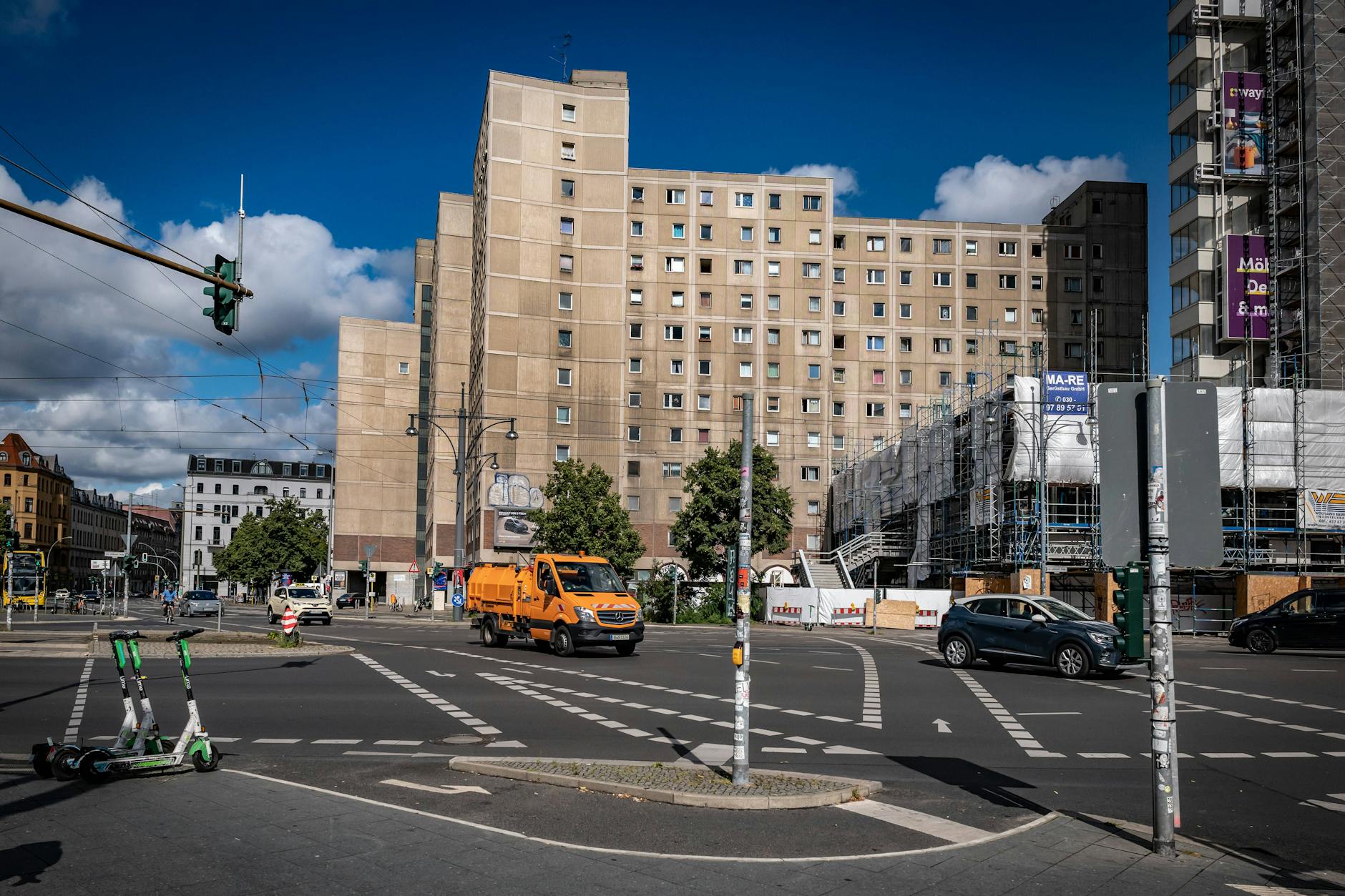Sieht harmlos aus, ist zum Überqueren aber eine absolute Zumutung: die Memhardstraße, Ecke Karl-Liebknecht-Straße in Mitte.