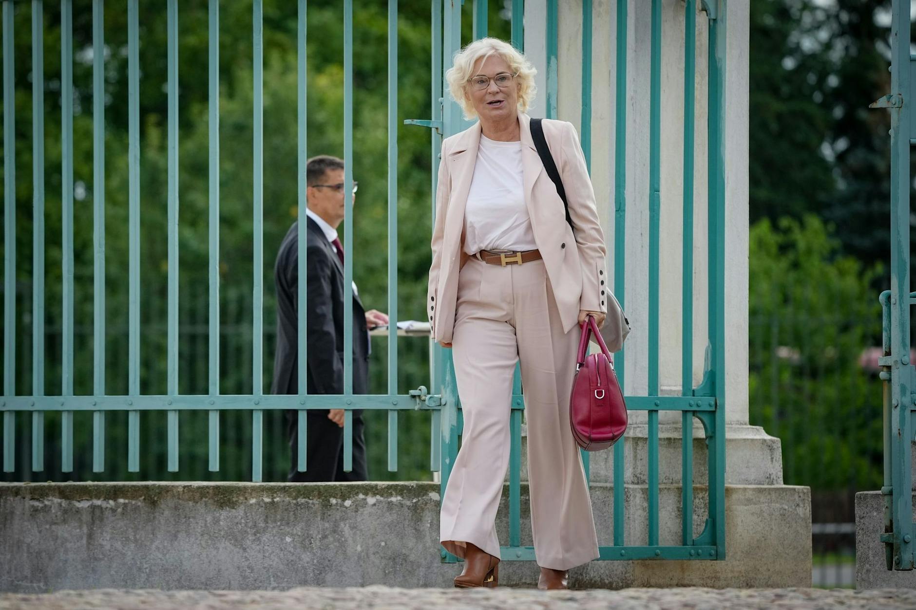 Verteidungsministerin Christine Lambrecht kommt zur Klausur des Bundeskabinetts in Schloss Meseberg.