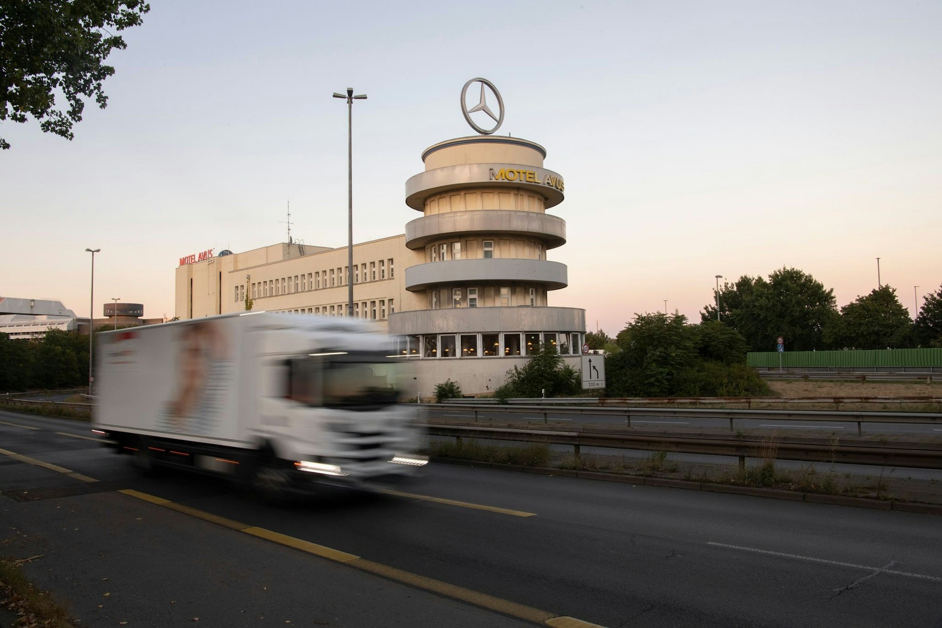 Ein Lkw fährt auf der Avus in Berlin. Am Mittwoch ist die Strecke wieder gesperrt.&nbsp;