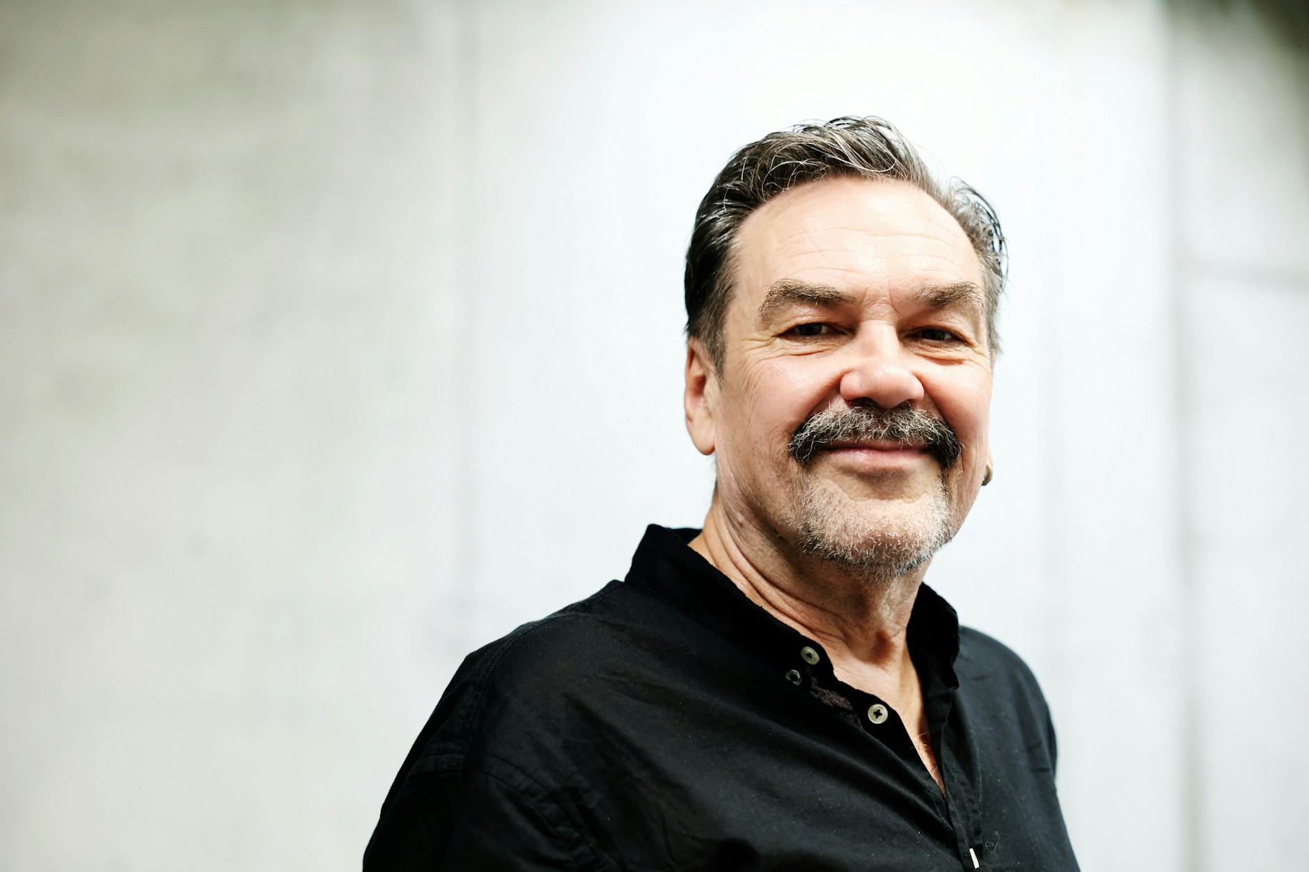 Juri Andruchowytsch, fotografiert im Treppenhaus des Suhrkamp-Verlags