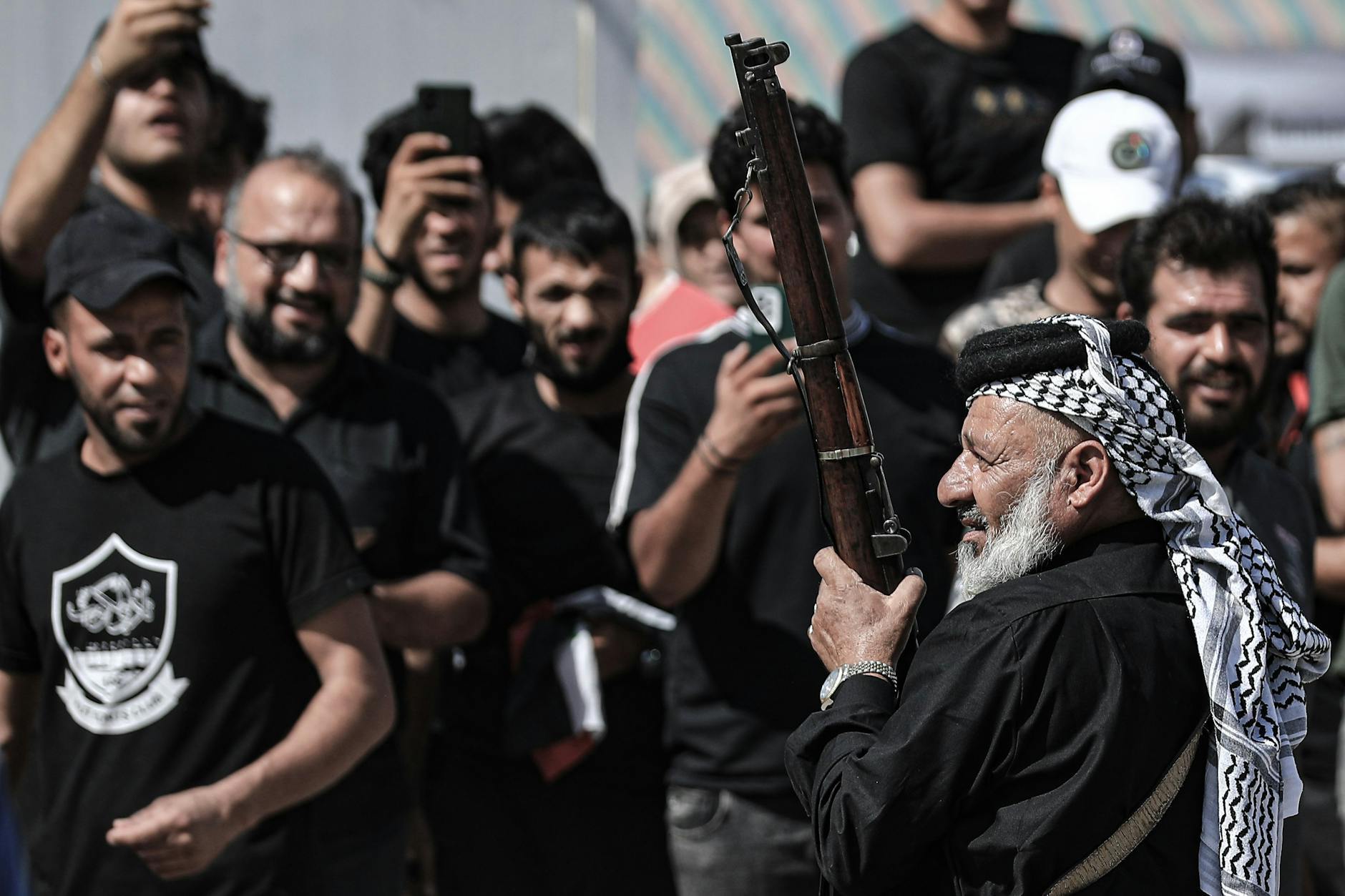 Ein älterer Mann hält ein Gewehr während Zusammenstößen zwischen irakischen Sicherheitskräften und Mitgliedern von Saraya al-Salam («Friedenskompanie»), des militärischen Flügels des schiitischen Geistlichen Al-Sadr.