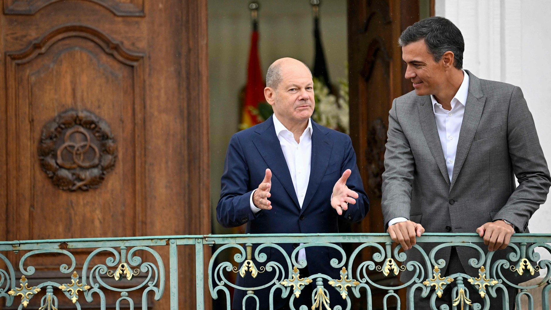 Gespräch für die Fotografen: Bundeskanzler Olaf Scholz mit Spaniens Ministerpräsident Pedro Sanchez vor Schloss Meseberg.