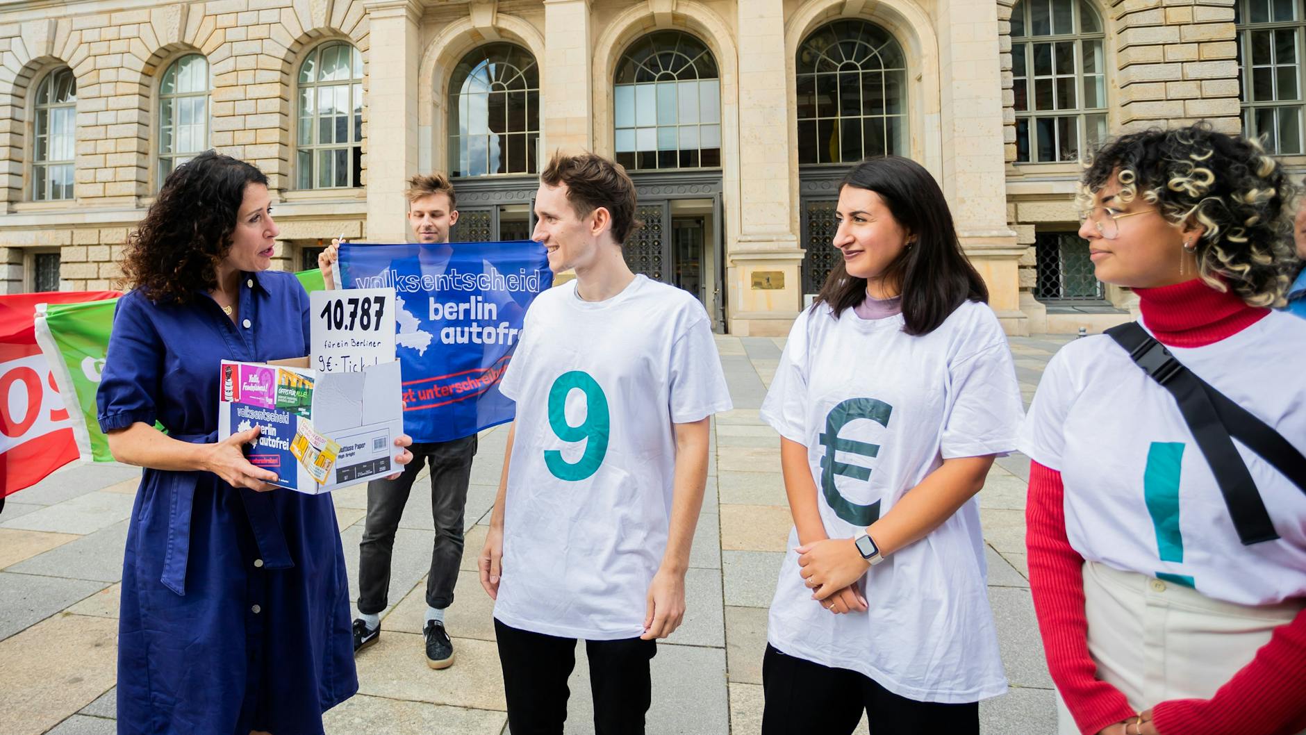 Verkehrssenatorin Bettina Jarasch (Grüne) nimmt Unterschriften für den Erhalt des 9-Euro-Tickets entgegen.
