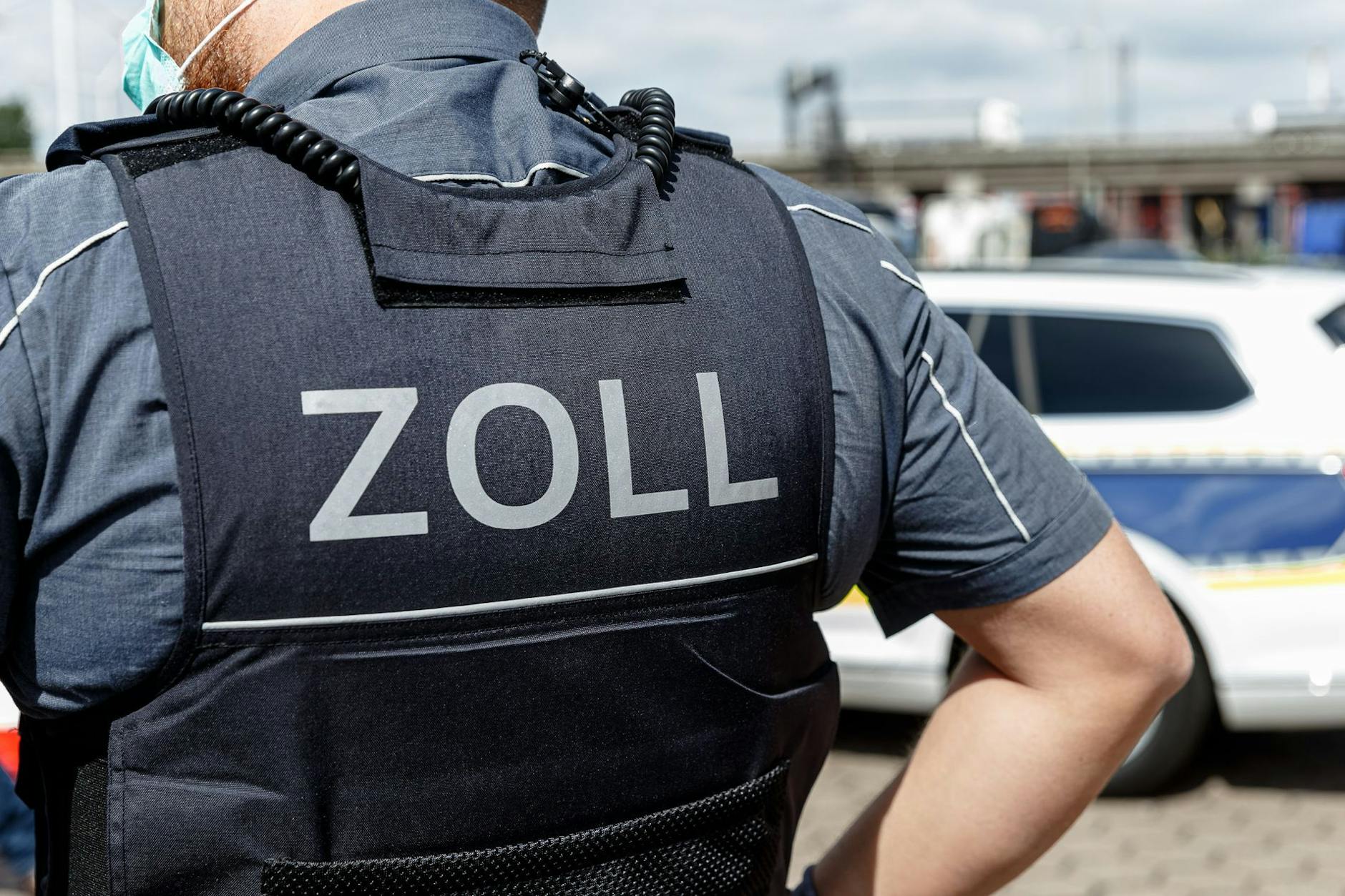 Mehrere Zollbeamte durchsuchten am Dienstag deutsche Unternehmen. (Symbolbild) 