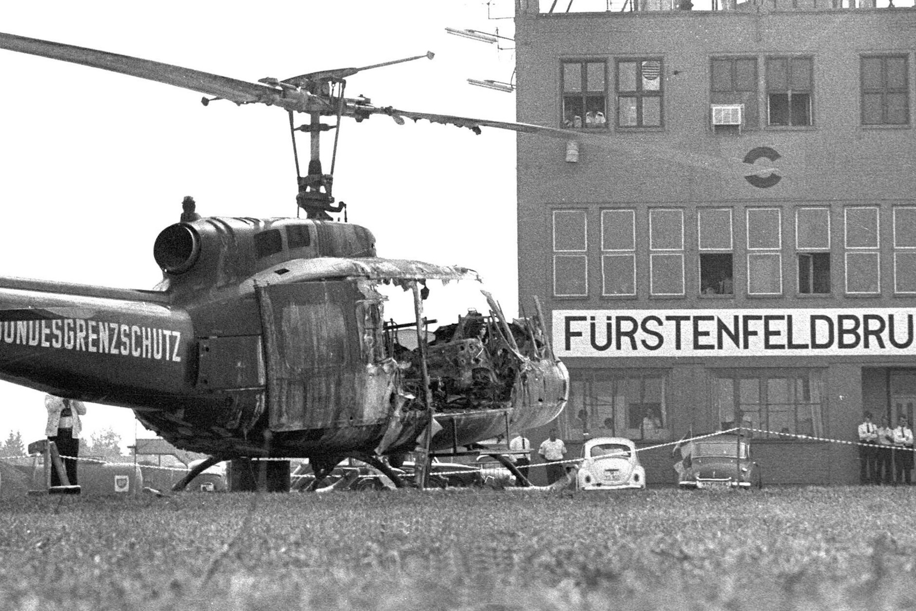 Zerstörter Hubschrauber am Flughafen Fürstenfeldbruck am Tag nach dem Anschlag