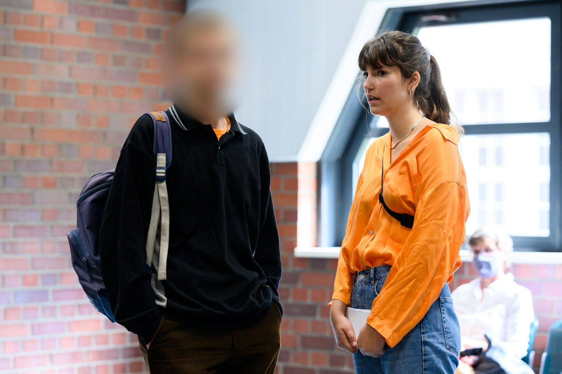 Der angeklagte Student Nils R. spricht  vor seinem Prozess in Berlin mit Carla Hinrichs, Sprecherin der Letzten Generation.