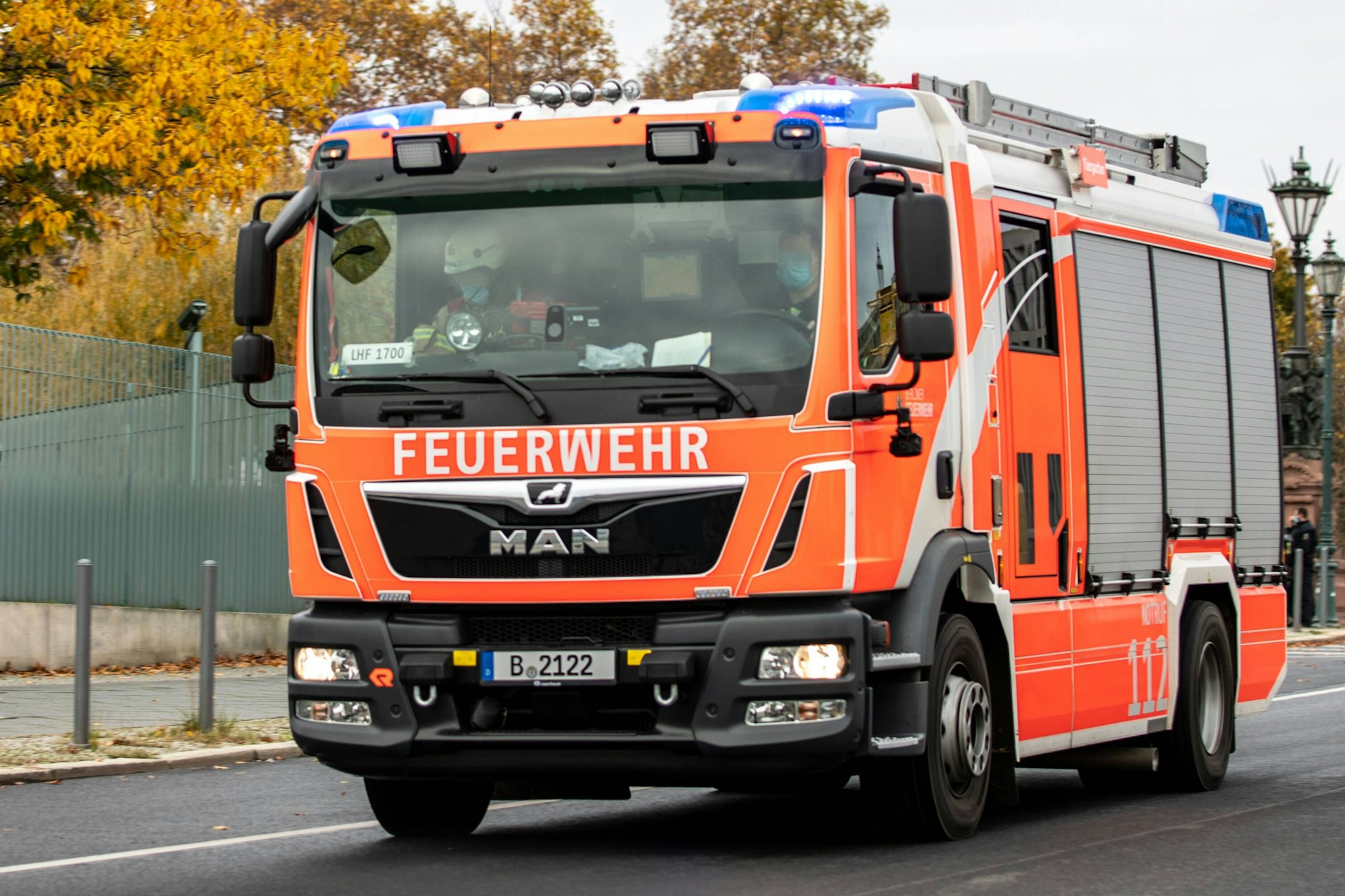 Die Berliner Feuerwehr unterwegs zu einem Einsatz (Symbolbild)