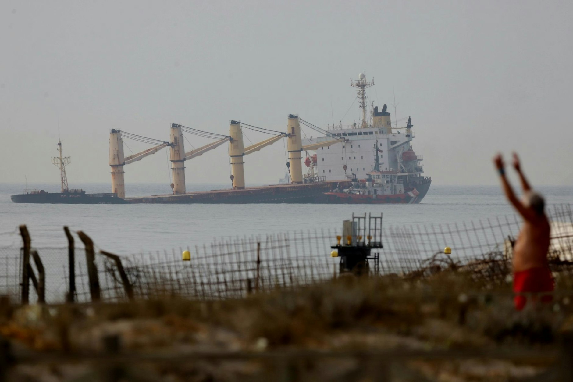Der halb gesunkene Massengutfrachter vor Gibraltar.