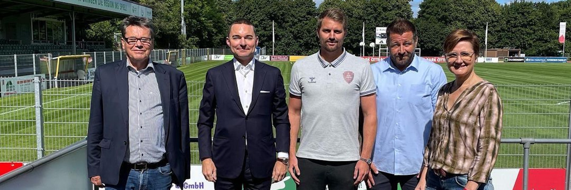 Hertha-Investor Lars Windhorst (2. v. l.) tauschte sich mit den Verantwortlichen des SC Weiche Flensburg über das Stadionthema aus. 