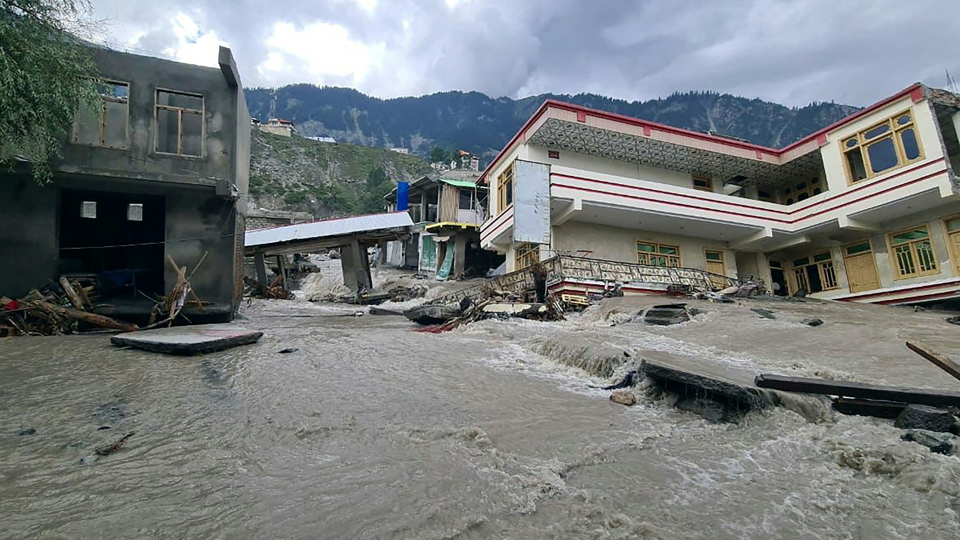 Die Wassermassen wie hier in Kalam rissen zahlreiche Menschen in den Tod und machten viele weitere arbeitslos.