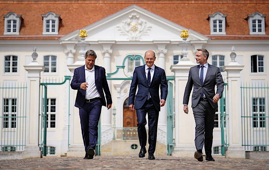 ARCHIV - Kanzler Olaf Scholz (M), Wirtschaftsminister Robert Habeck (l) und Finanzminister Christian Lindner vor dem Schloss Meseberg.  