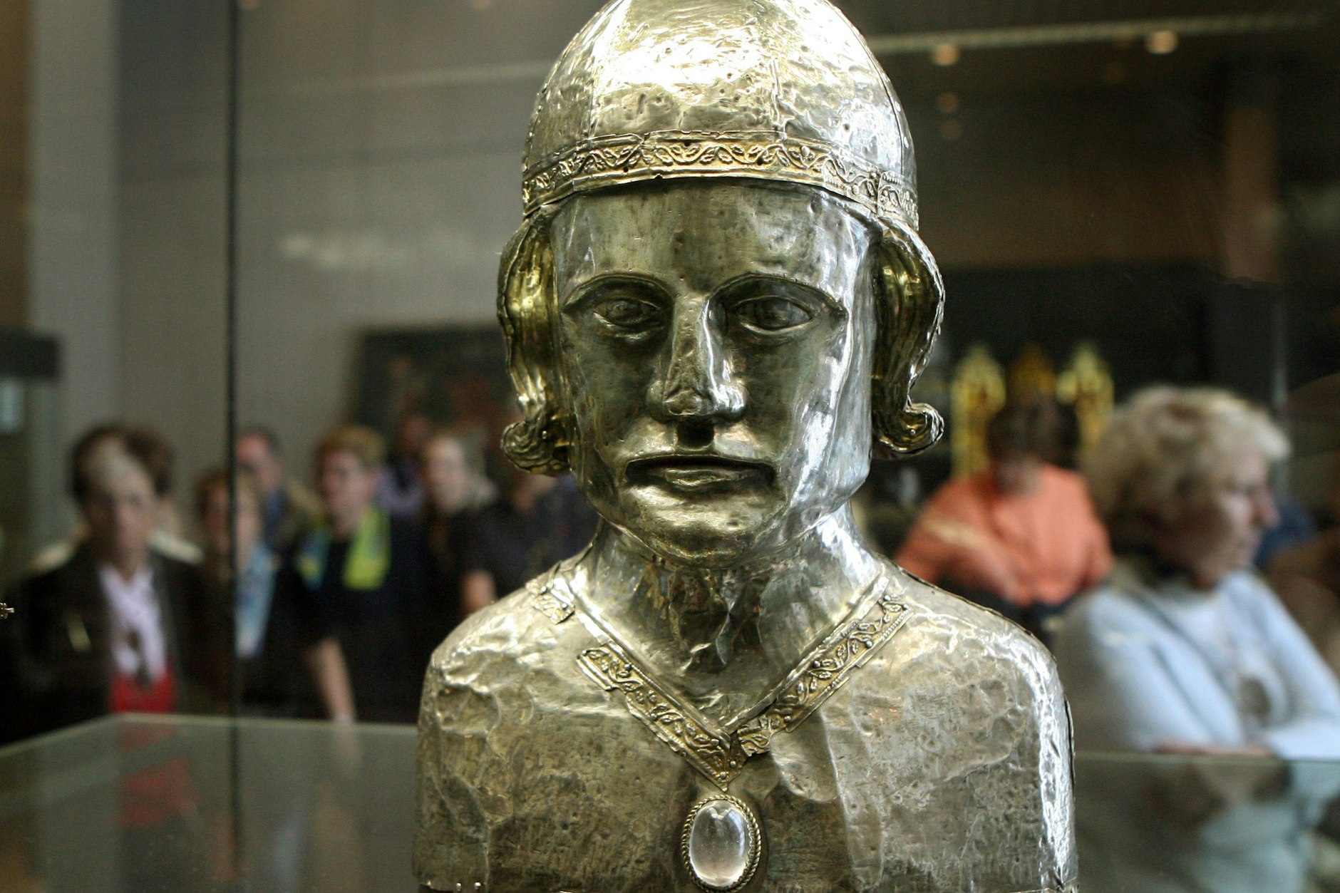 Das Reliquiar des heiligen Cosmas aus dem 13. Jahrhundert gehört zum Welfenschatz. Gut 30 Zentimeter hoch, umhüllt teilweise vergoldetes Silber einen Eichenholz-Kern mit Überbleibseln des Heiligen. Auf der Brust prangt ein Bergkristall.