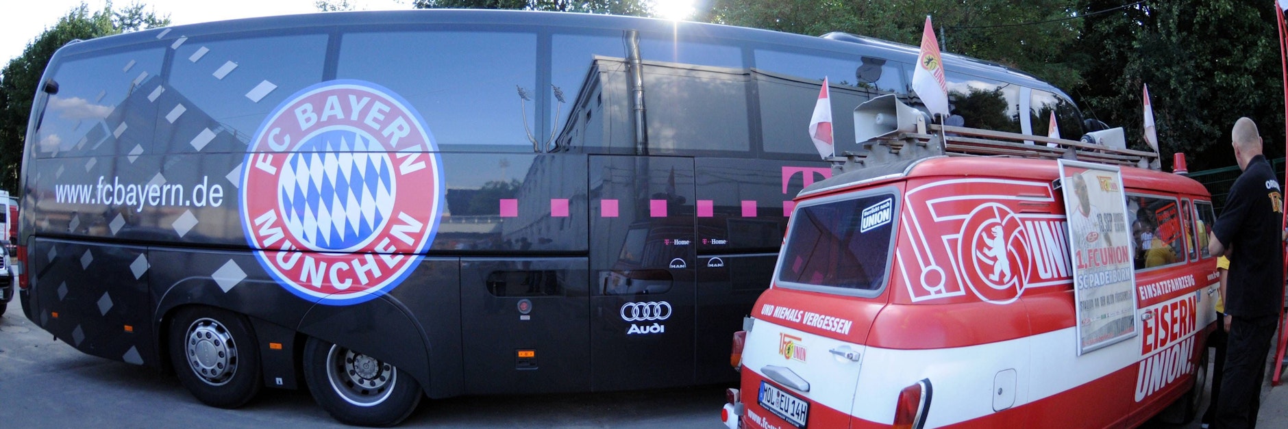 Unterschiedliche Welten: Der Bayern-Bus parkt vor dem Stadion an der Alter Försterei.