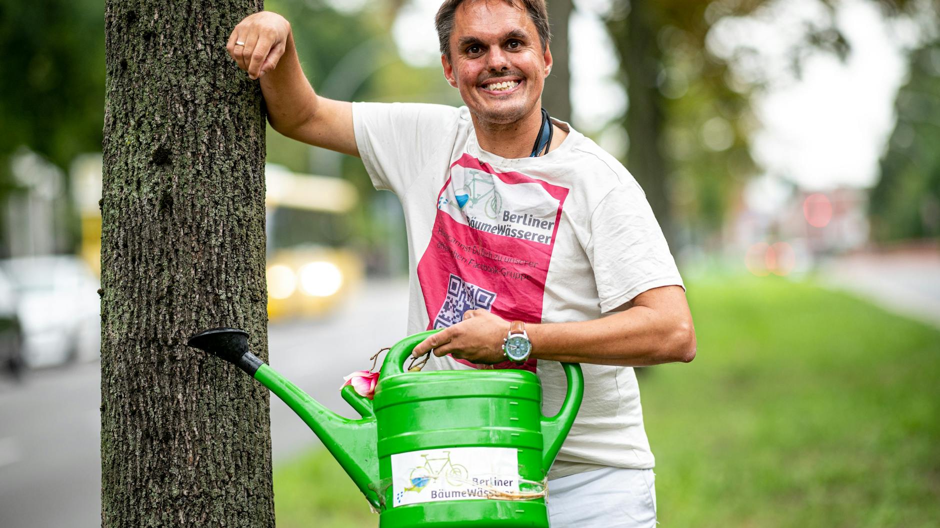 Sebastian Herges ist mit seiner Gießkanne im Bäume-Rettungseinsatz. „Wenn ich mal nicht kann oder nicht da bin, macht das hier auch leider keiner“, sagt er.