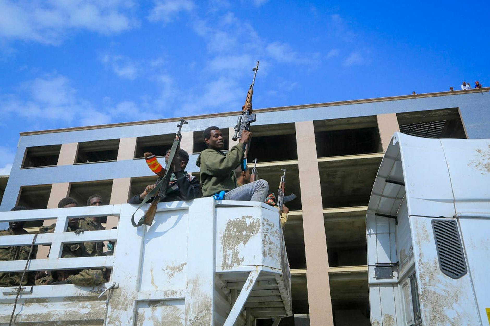 ARCHIV - Bewaffnete Tigray-Streitkräfte begleiten gefangene äthiopische Regierungssoldaten und deren verbündete Milizangehörige in offenen Lastwagen auf der Fahrt zu einer Haftanstalt.