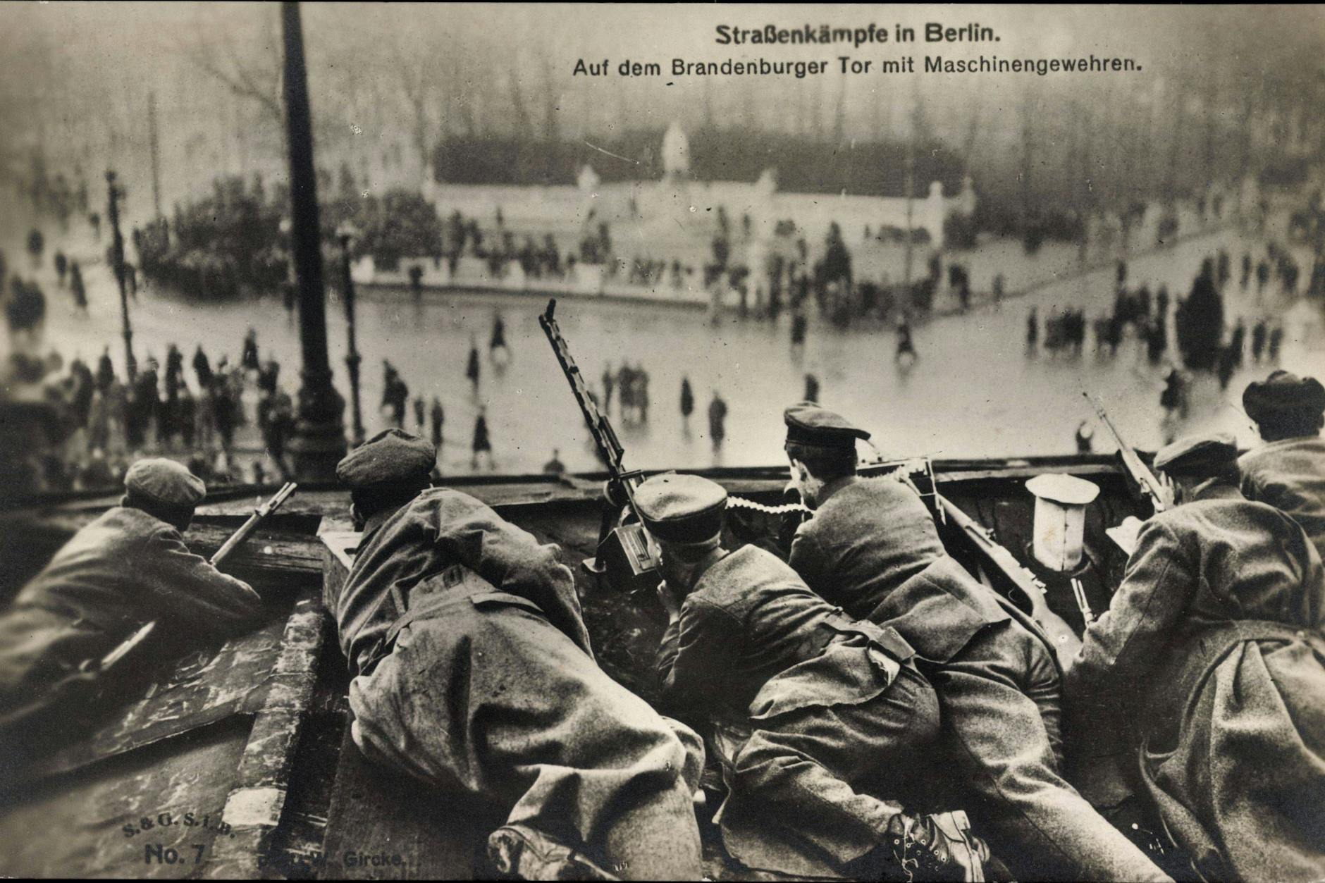 Kämpfe im Berliner Tiergarten: Aufständische haben auf dem Brandenburger Tor Maschinengewehre platziert.