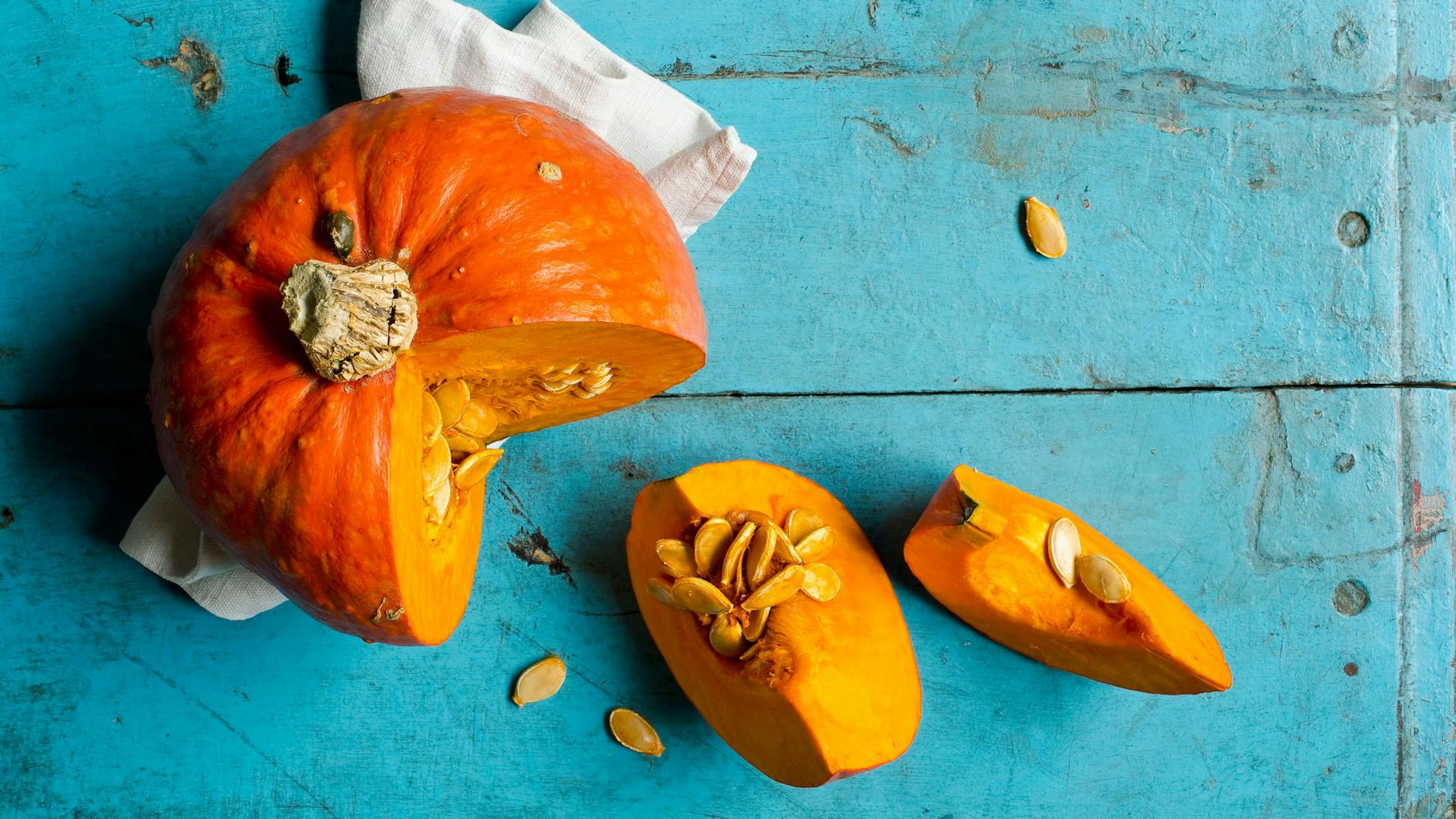 Ein Hokkaido-Kürbis kommt mit nur 25 Kalorien pro 100 Gramm daher.