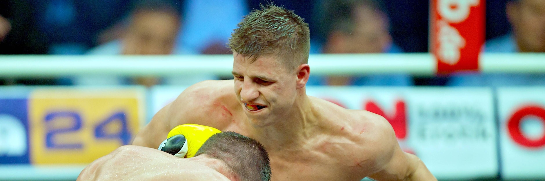 Mit aller Macht: Tyron Zeuge (r.) teilt im November 2016 in Potsdam gegen Giovanni De Carolis aus, ist kurz vor Ende der 12. Runde am Ziel: WBA-Weltmeister im Supermittelgewicht.