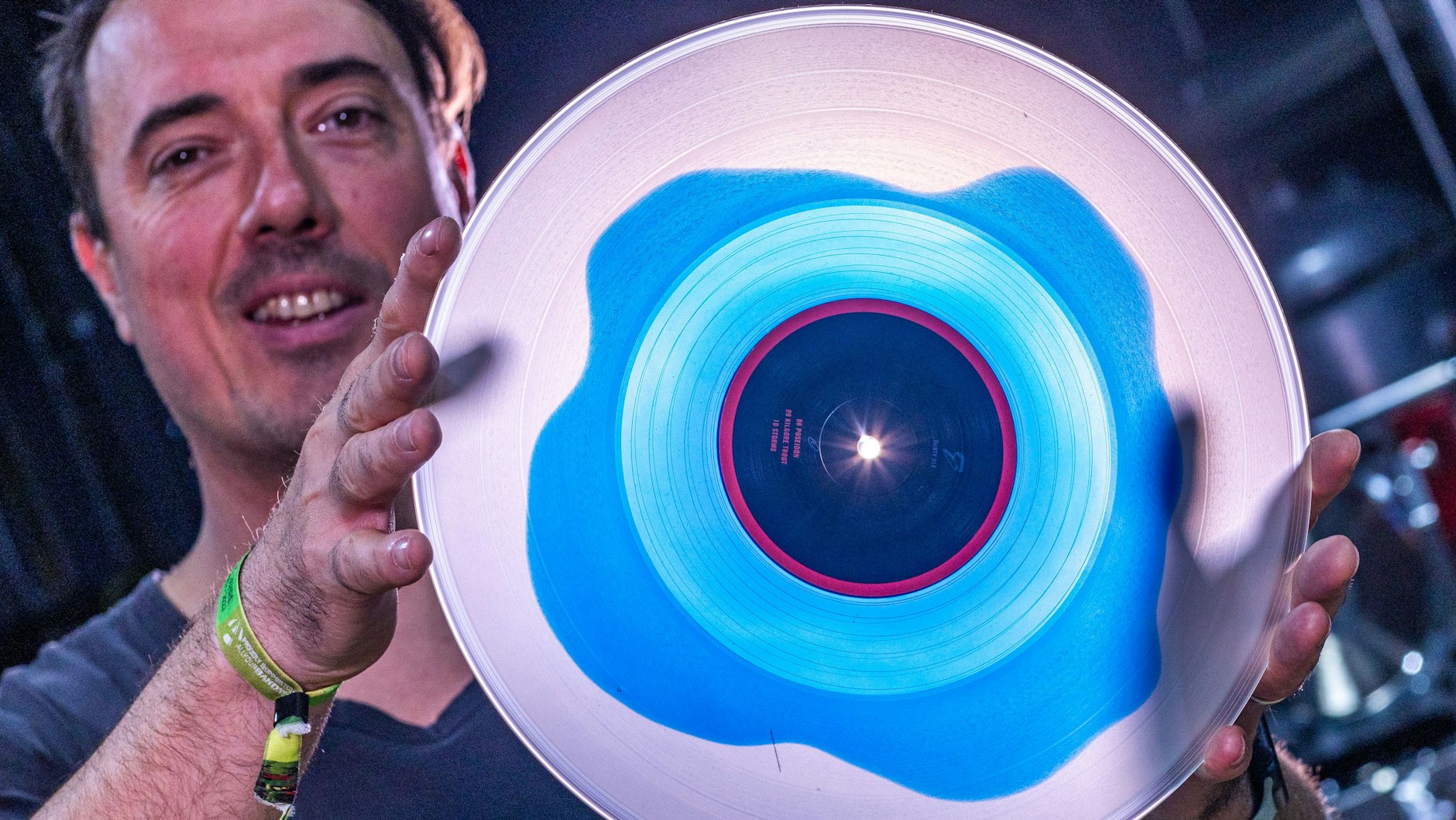 Kunst zum Auflegen: Andre Kronert, Mit-Geschäftsführer der Plattenfirma „Matter of Fact“ hält eine frisch gepresste Schallplatte.