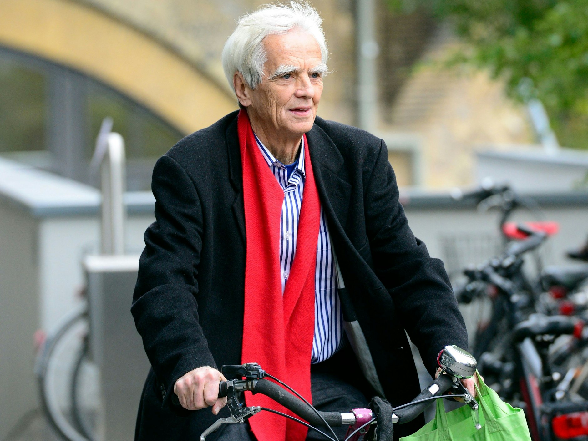 Roter Schal, weiße Haare und Fahrrad - das waren Ströbeles Markenzeichen.
