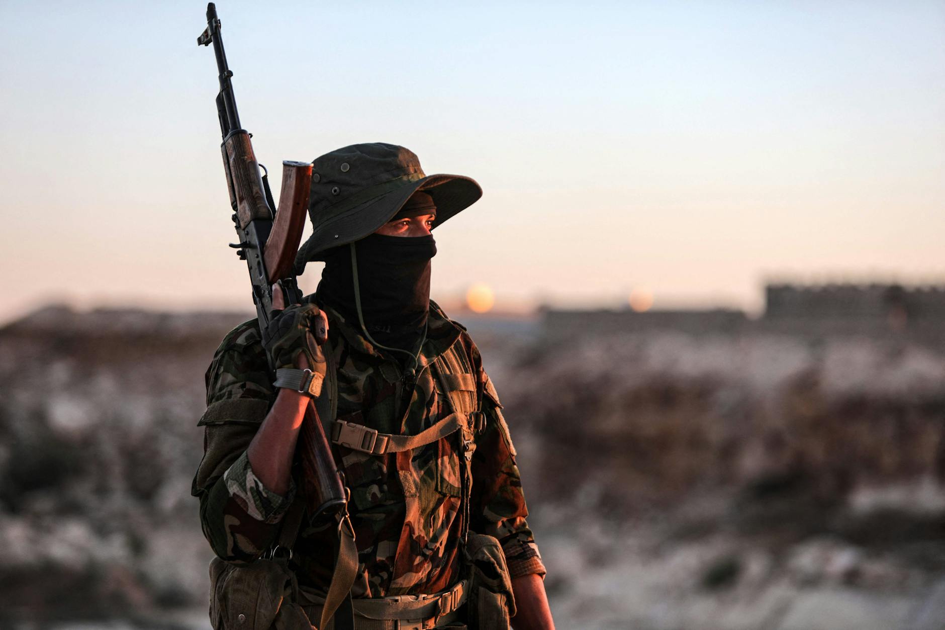 Ein syrischer Soldat sichert bei Aleppo eine Einsatzstelle ab (Archivbild).