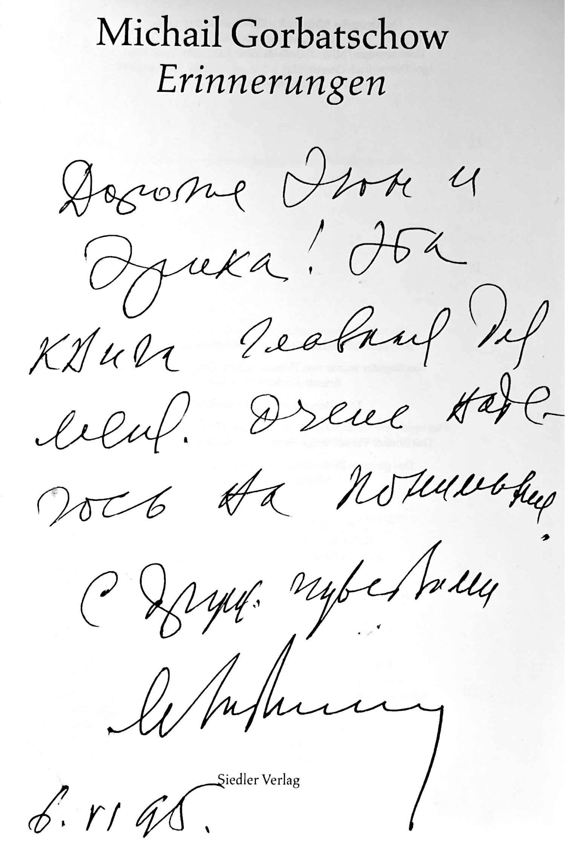 Persönliche Widmung Gorbatschows: „Liebe Egon und Erika! Dieses Buch ist am wichtigsten für mich. Ich hoffe sehr auf Verständnis. Mit freundlichen Gefühlen, Michail“