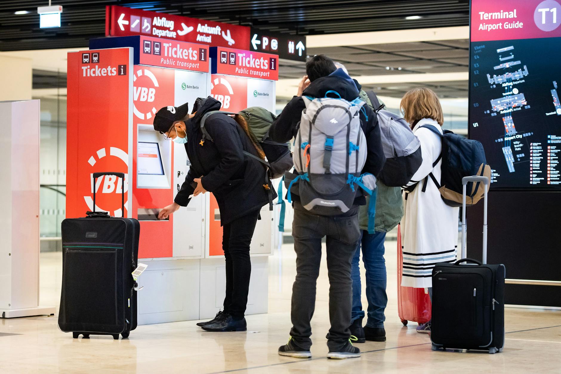 Sie werden jetzt wieder gebraucht: Ticketautomaten. Von diesem Donnerstag an gelten auch in Berlin und Brandenburg wieder die regulären Fahrpreise.
