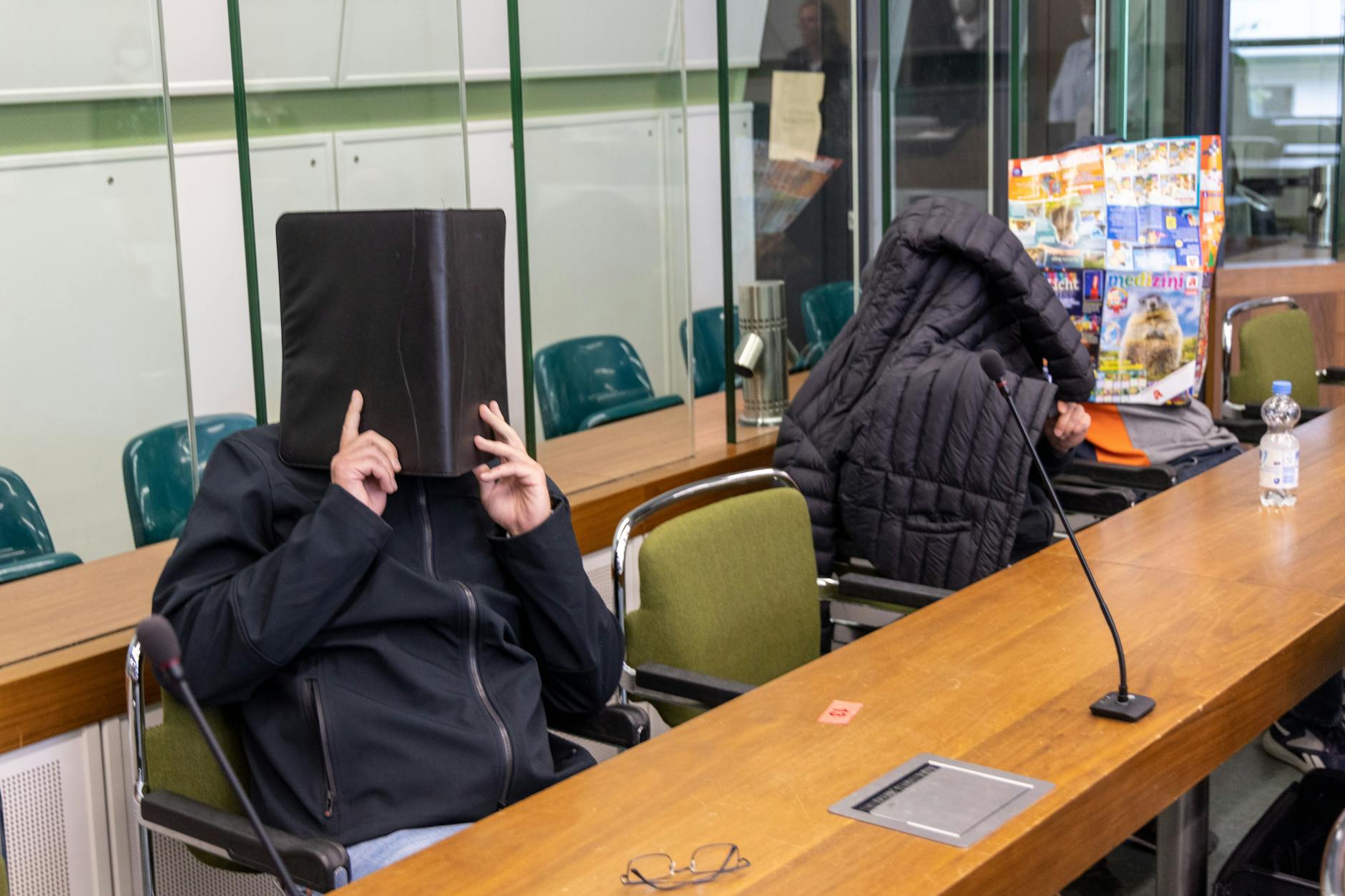 Die Angeklagten im Gericht.