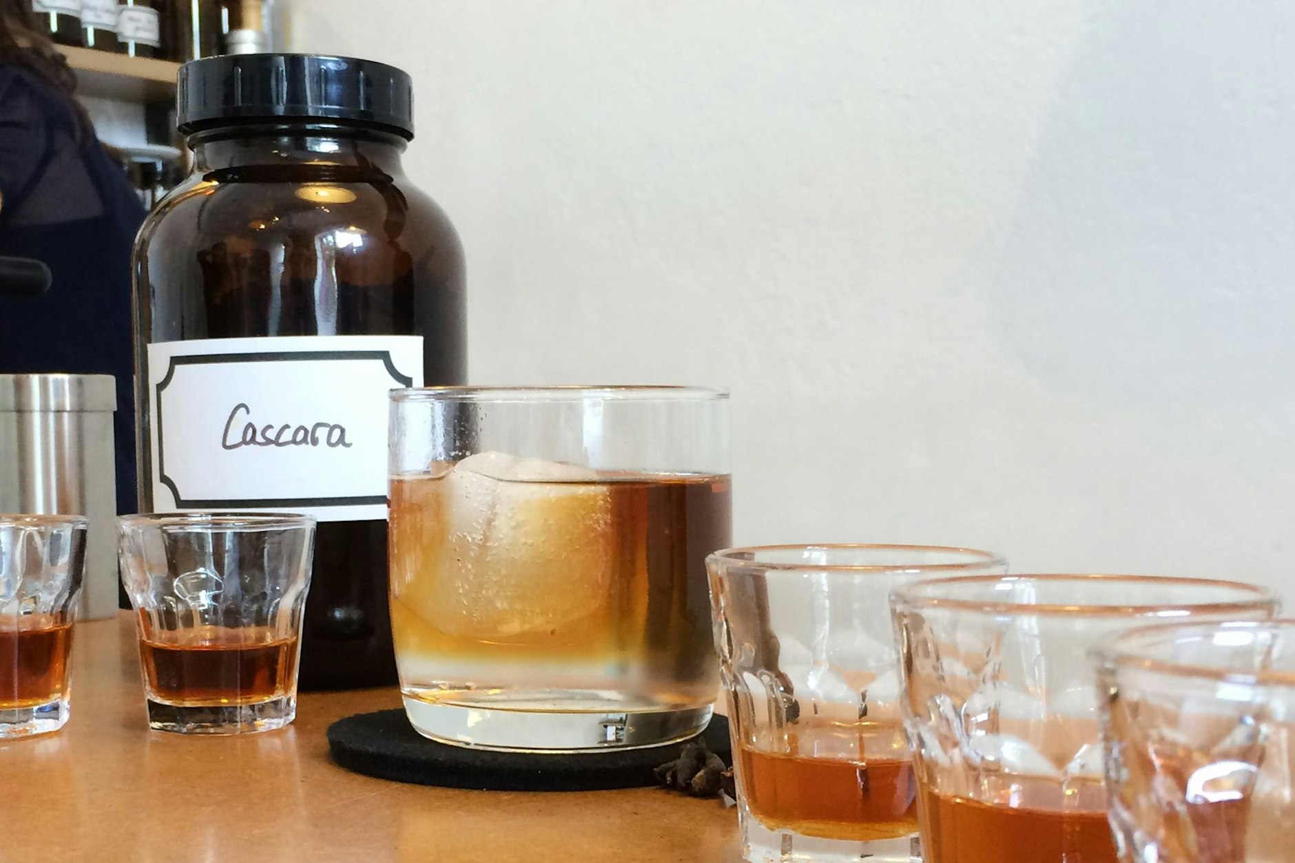 Cascara ist ein spritziger Koffein-Kick. Er wird aus dem Fruchtfleisch der Kaffeekirsche aufgegossen. 